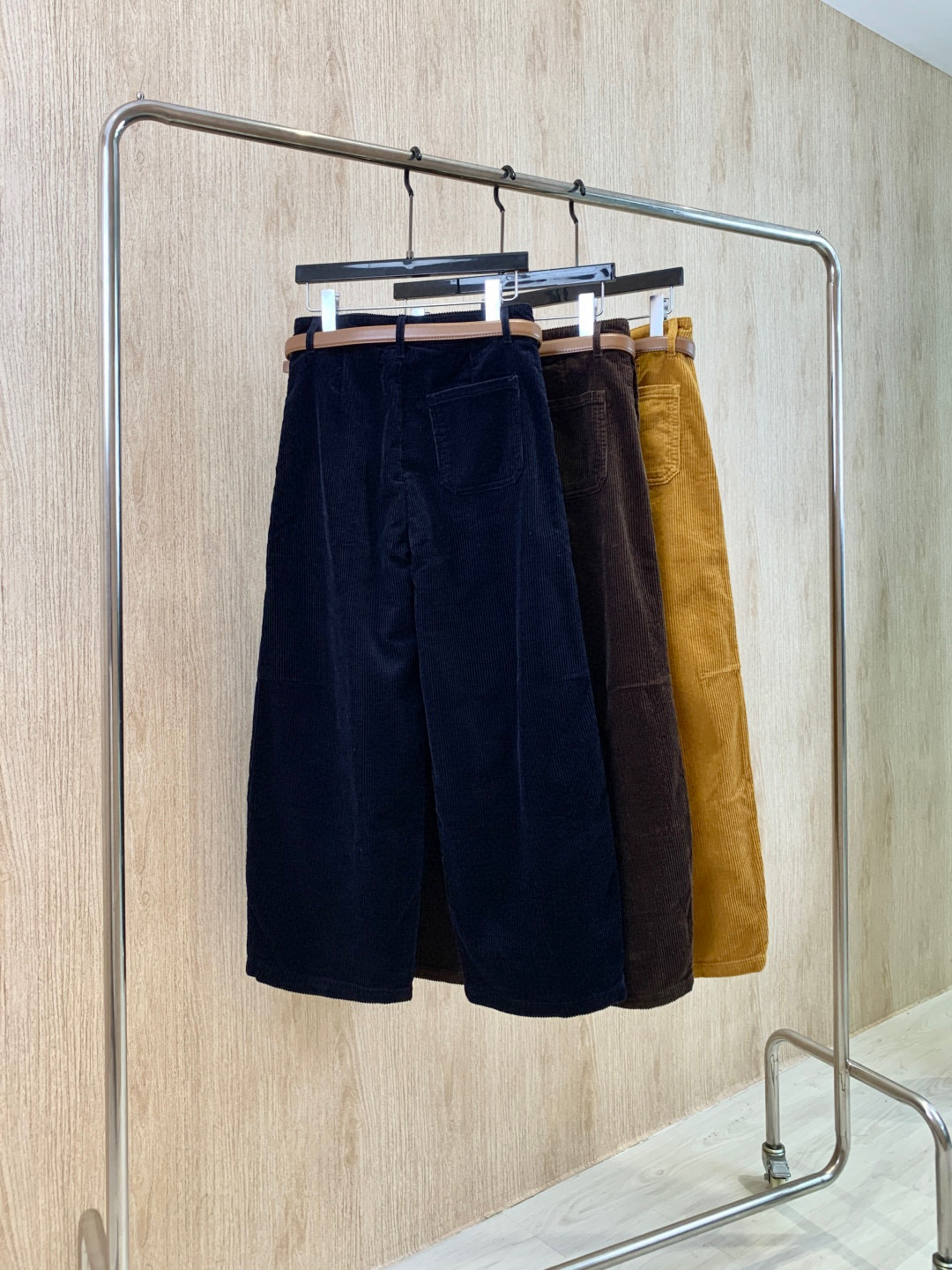 🛒𝐍𝐄𝐖 · 𝟐𝟎𝟐5/爆款现货设计师 原创｜女神同款灯芯绒休闲裤 这款休闲裤选用优质面料，定制腰带，挺