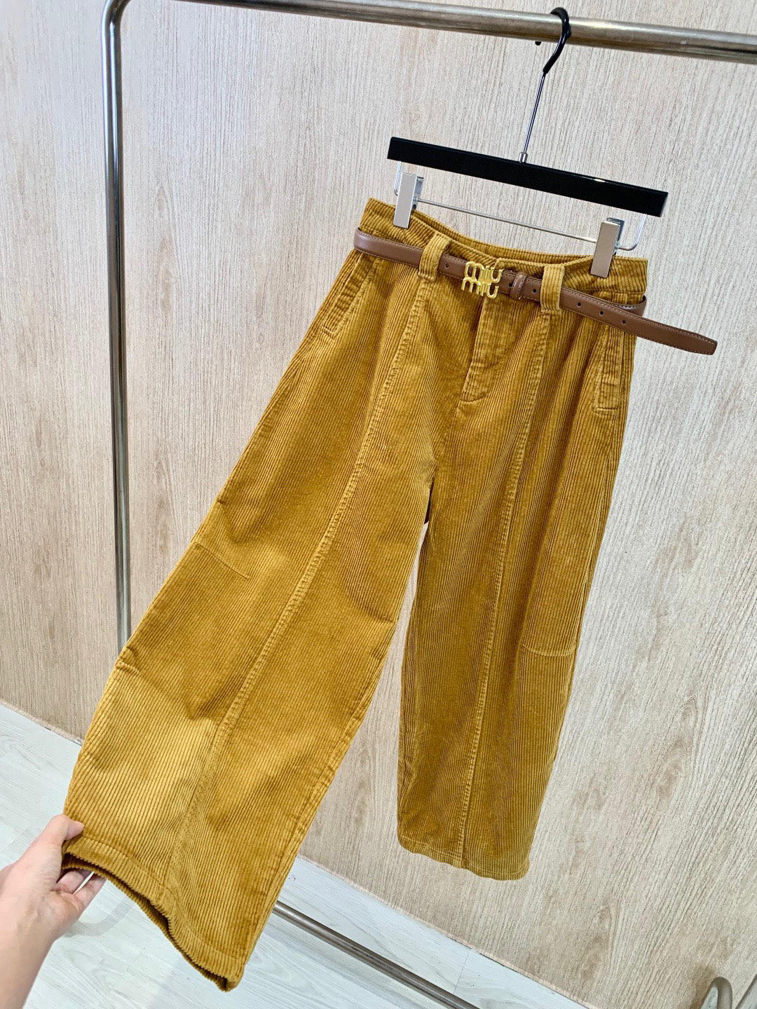 🛒𝐍𝐄𝐖 · 𝟐𝟎𝟐5/爆款现货设计师 原创｜女神同款灯芯绒休闲裤 这款休闲裤选用优质面料，定制腰带，挺