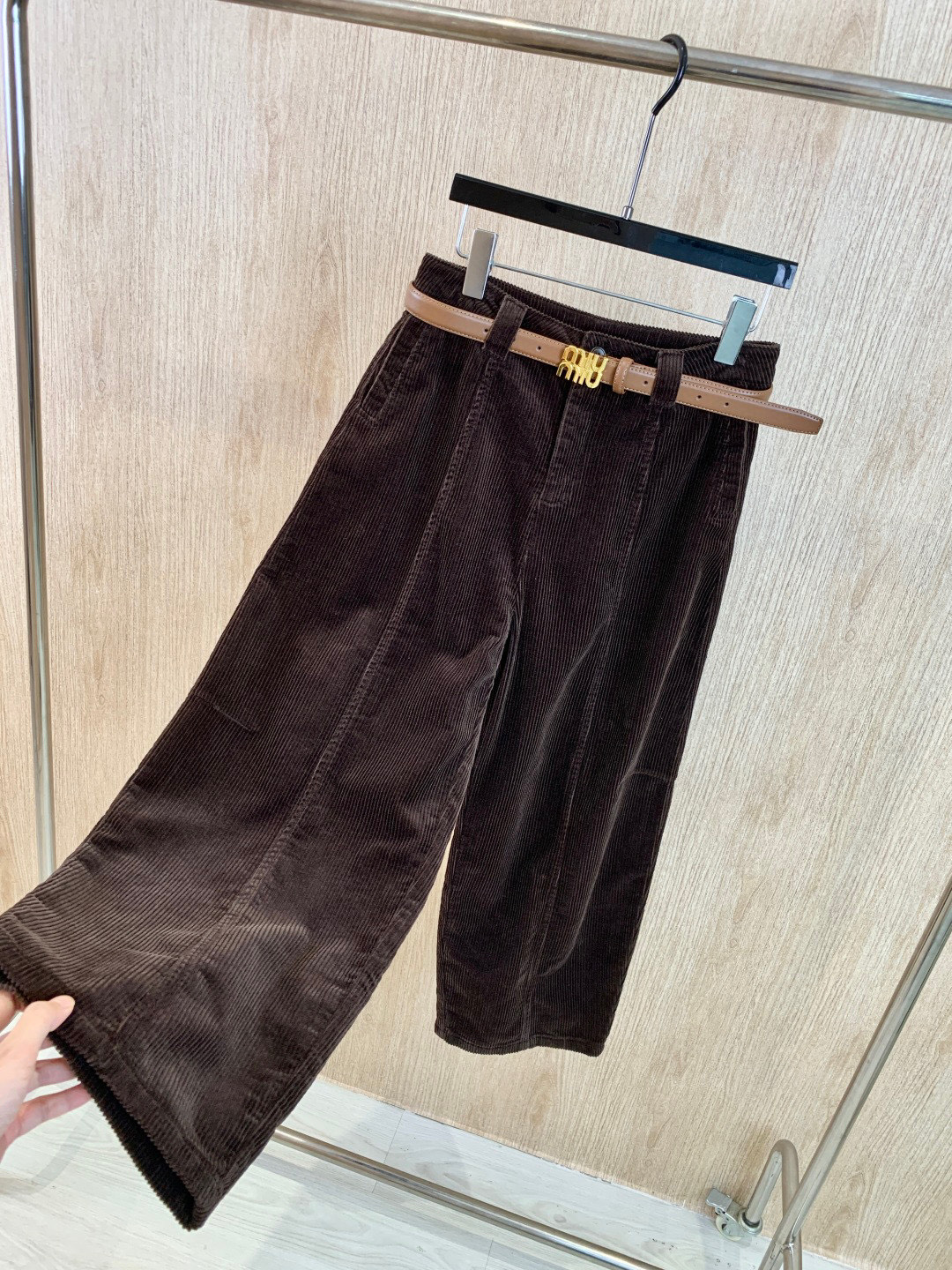 🛒𝐍𝐄𝐖 · 𝟐𝟎𝟐5/爆款现货设计师 原创｜女神同款灯芯绒休闲裤 这款休闲裤选用优质面料，定制腰带，挺