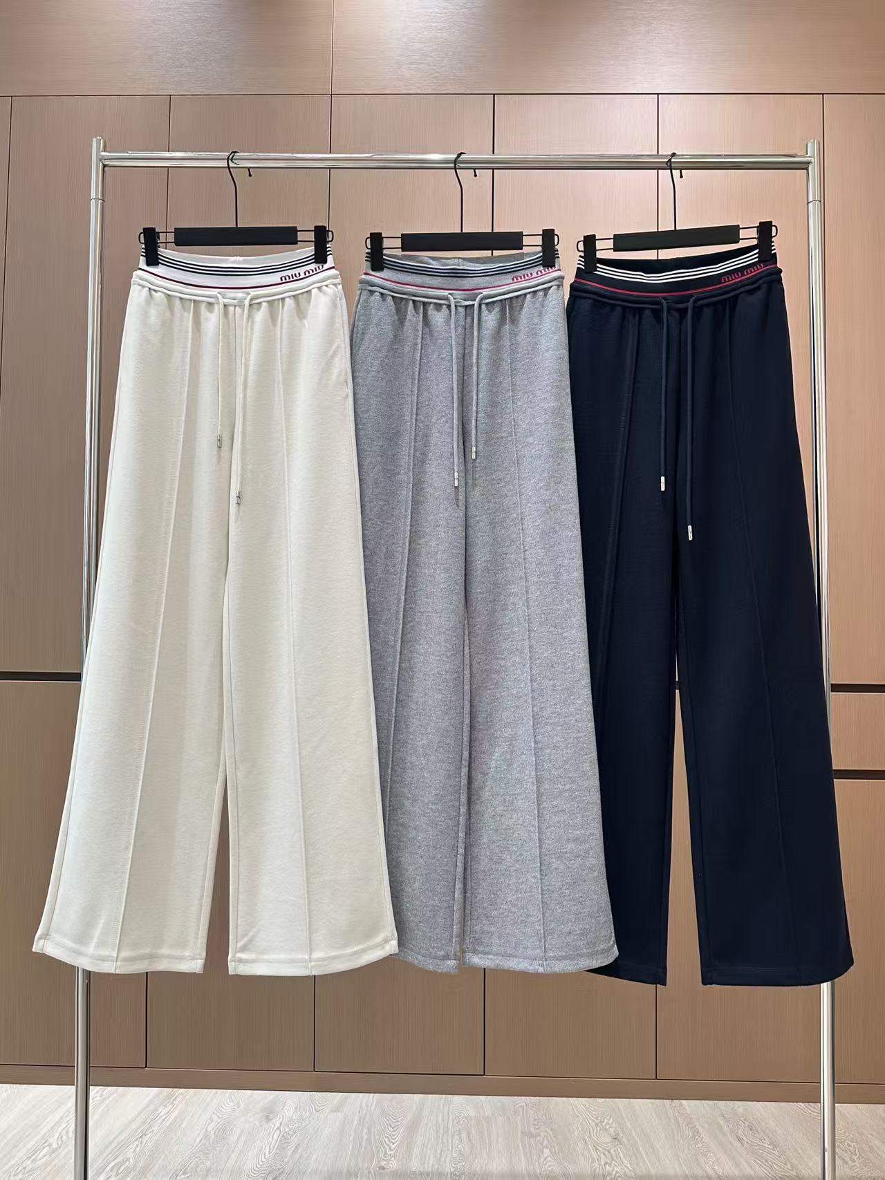 🛒𝐍𝐄𝐖 · 𝟐𝟎𝟐5/爆款现货设计师 原创｜抽绳松紧腰头休闲裤高品质面料质感柔软细腻舒适。撞色字母织带