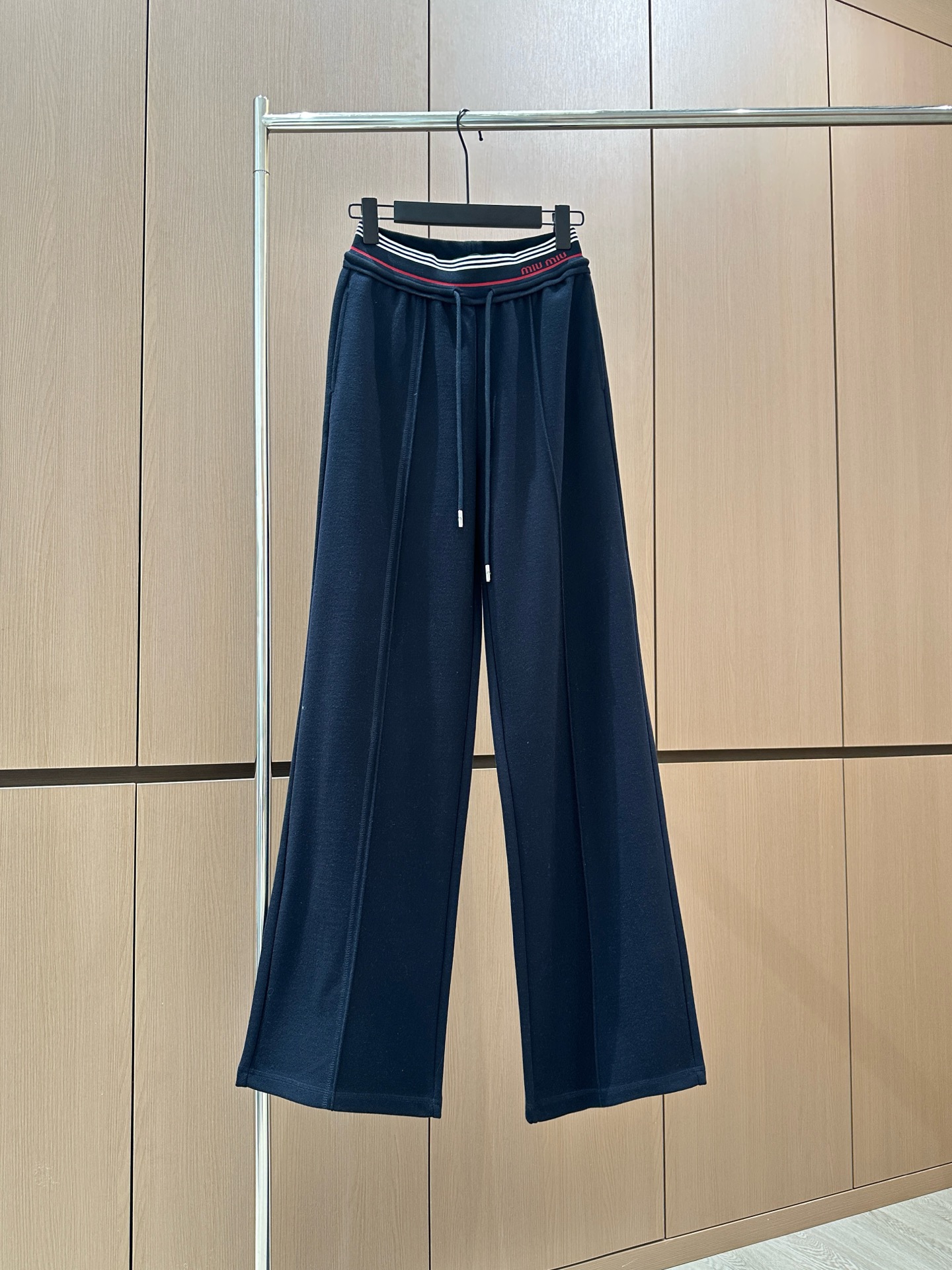 🛒𝐍𝐄𝐖 · 𝟐𝟎𝟐5/爆款现货设计师 原创｜抽绳松紧腰头休闲裤高品质面料质感柔软细腻舒适。撞色字母织带