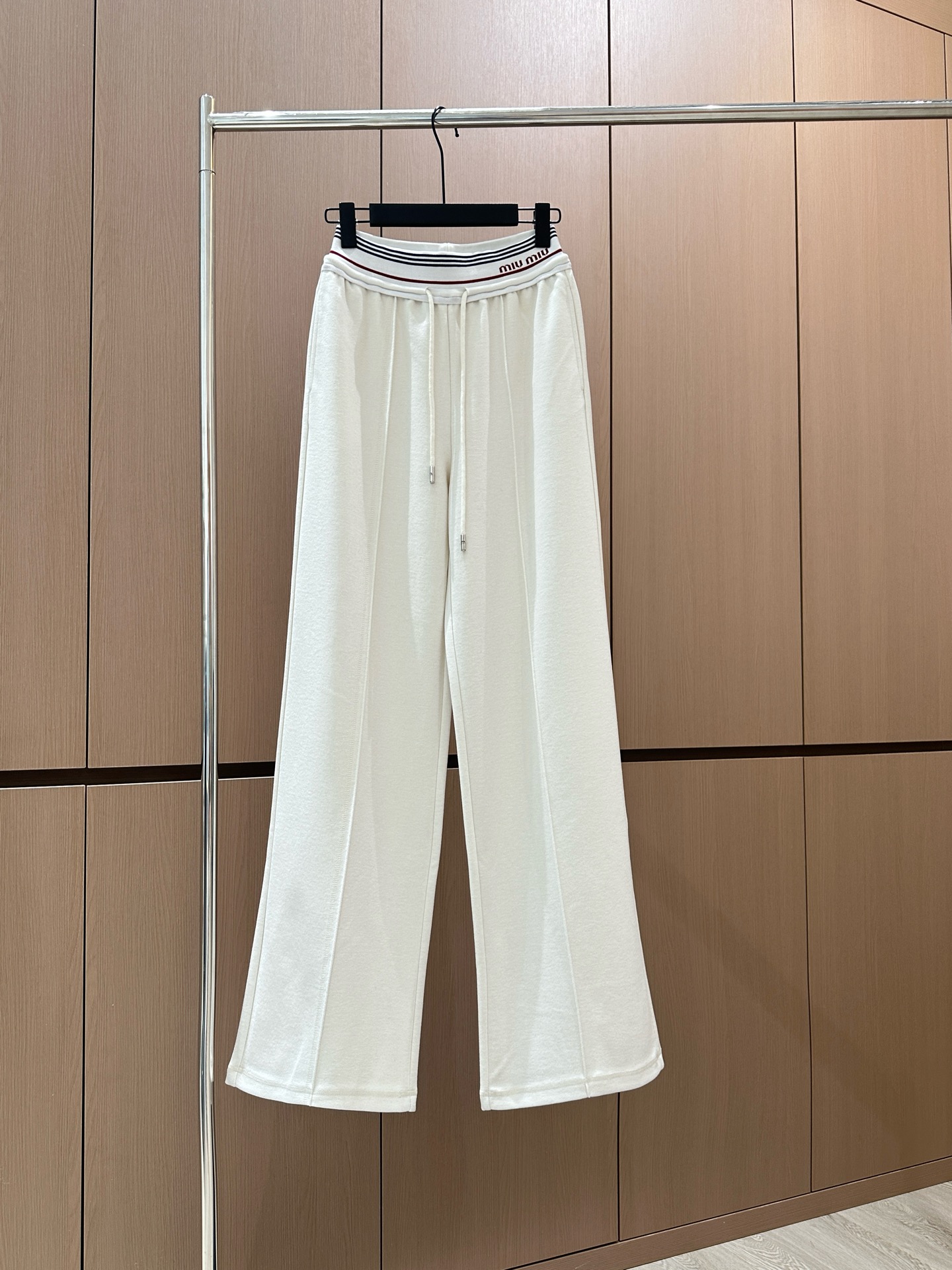 🛒𝐍𝐄𝐖 · 𝟐𝟎𝟐5/爆款现货设计师 原创｜抽绳松紧腰头休闲裤高品质面料质感柔软细腻舒适。撞色字母织带