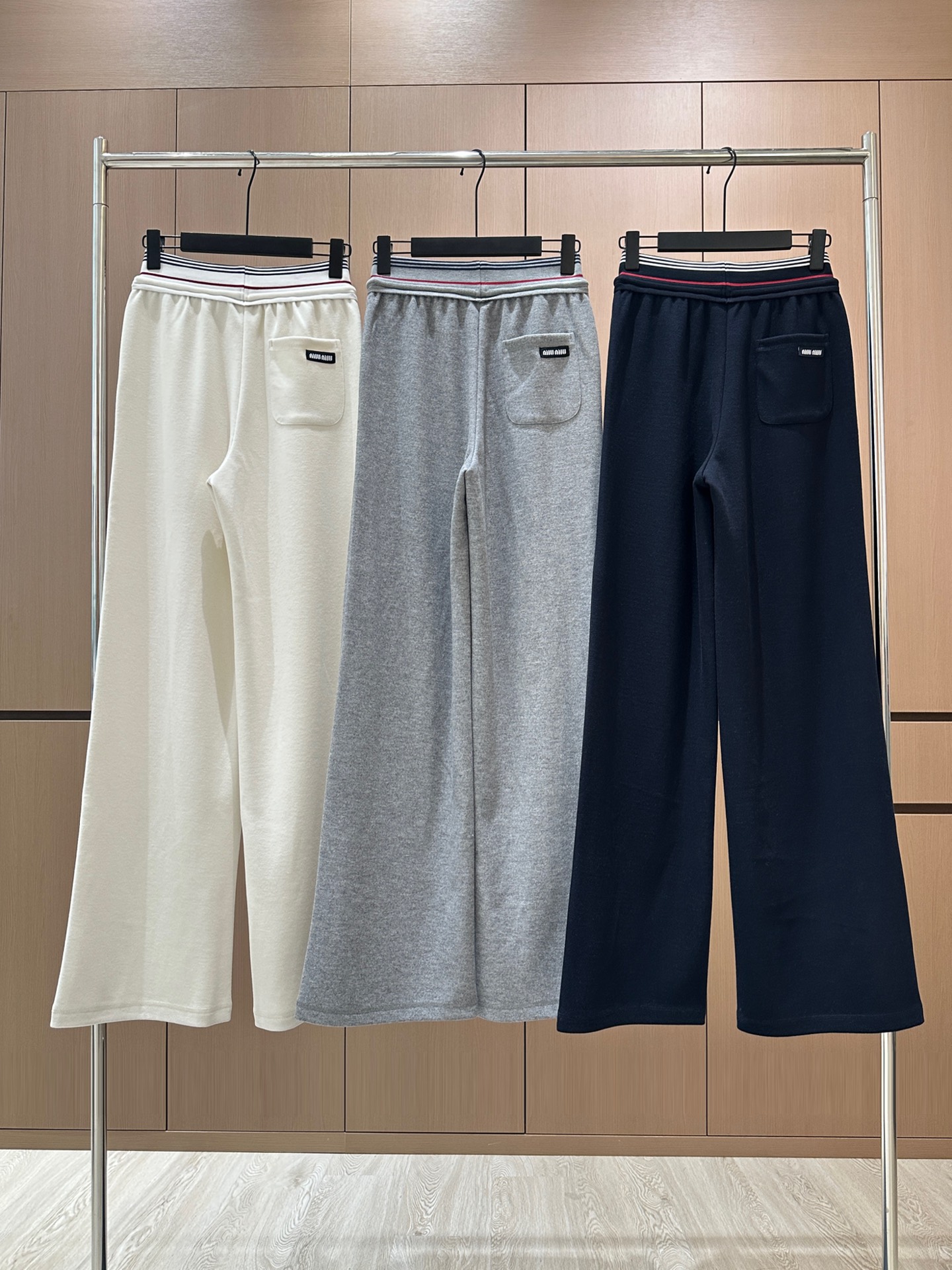 🛒𝐍𝐄𝐖 · 𝟐𝟎𝟐5/爆款现货设计师 原创｜抽绳松紧腰头休闲裤高品质面料质感柔软细腻舒适。撞色字母织带