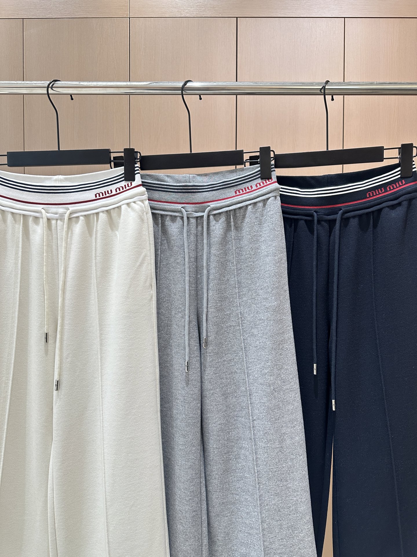 🛒𝐍𝐄𝐖 · 𝟐𝟎𝟐5/爆款现货设计师 原创｜抽绳松紧腰头休闲裤高品质面料质感柔软细腻舒适。撞色字母织带