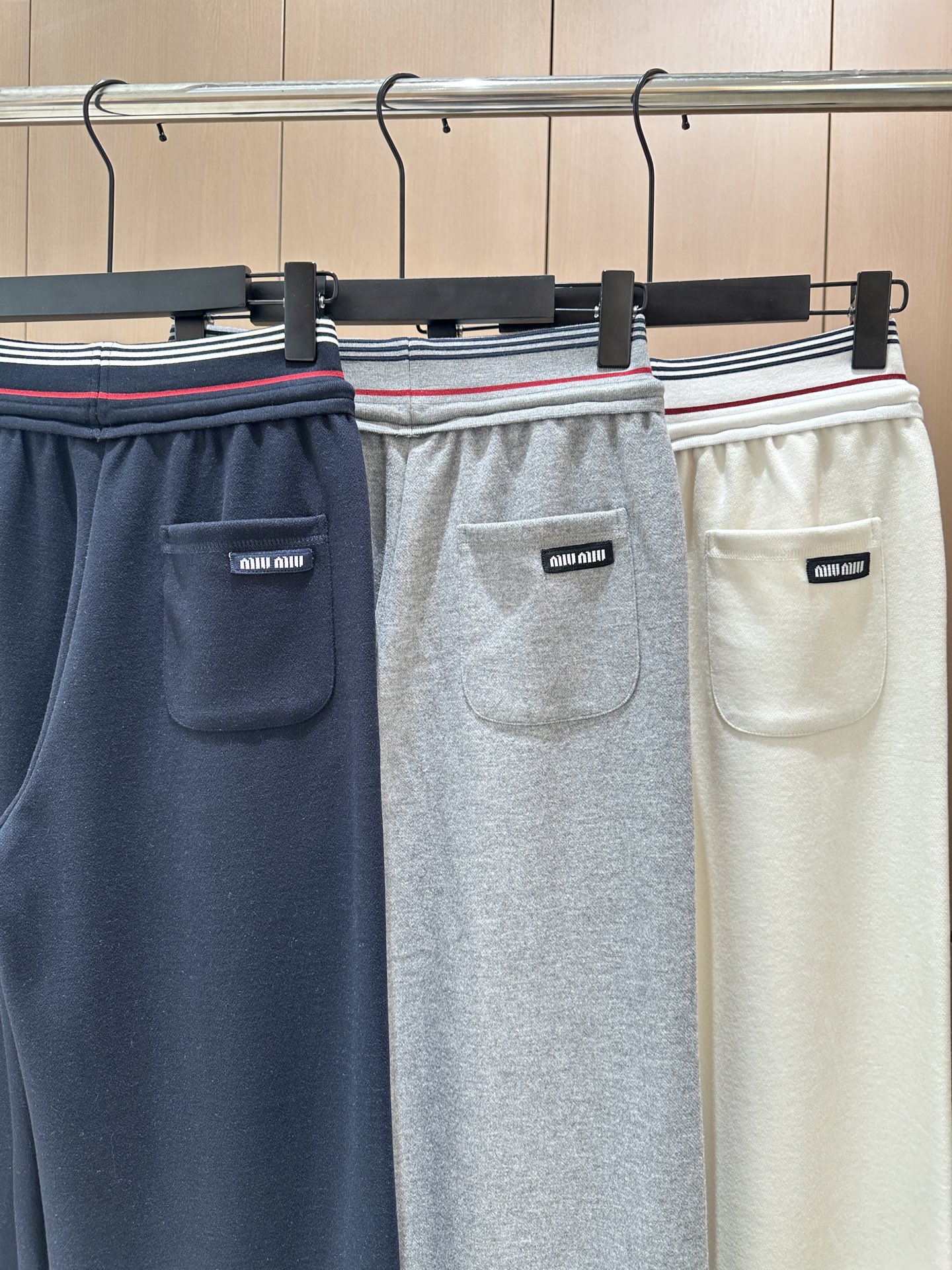 🛒𝐍𝐄𝐖 · 𝟐𝟎𝟐5/爆款现货设计师 原创｜抽绳松紧腰头休闲裤高品质面料质感柔软细腻舒适。撞色字母织带