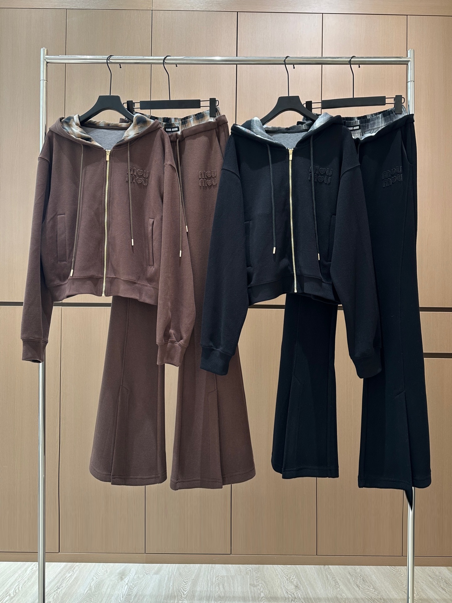 🛒𝐍𝐄𝐖 · 𝟐𝟎𝟐5/爆款现货设计师 原创|撞色带帽休闲套装拉链休闲外套,搭配抽绳开衩休闲裤,定制面料