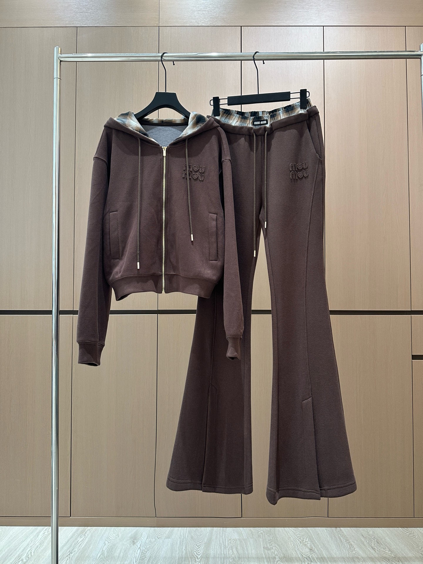 🛒𝐍𝐄𝐖 · 𝟐𝟎𝟐5/爆款现货设计师 原创｜撞色带帽休闲套装拉链休闲外套，搭配抽绳开衩休闲裤，定制面料