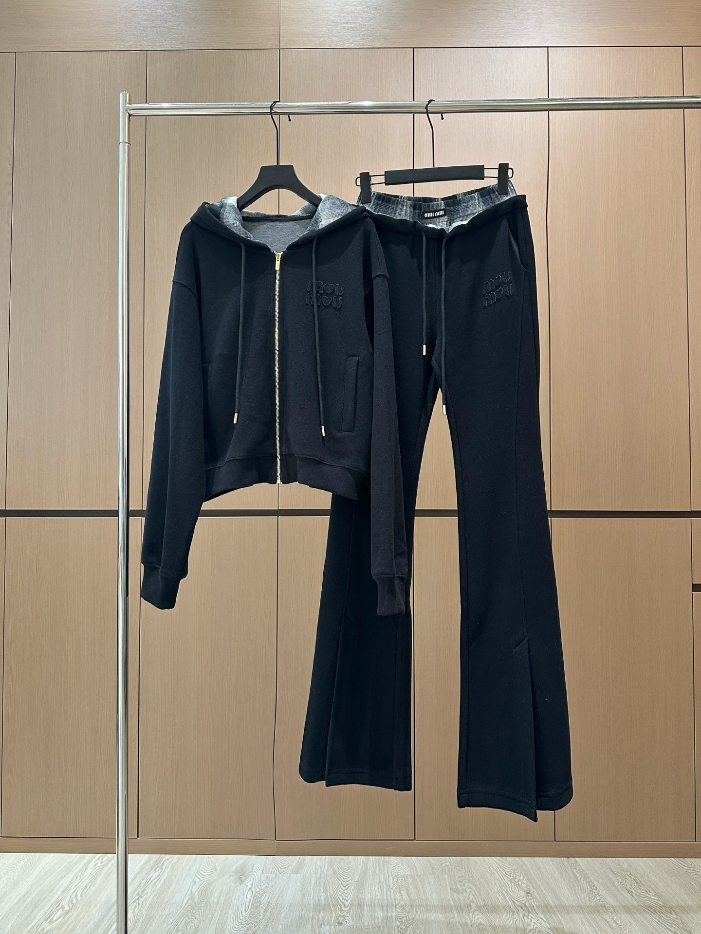 🛒𝐍𝐄𝐖 · 𝟐𝟎𝟐5/爆款现货设计师 原创|撞色带帽休闲套装拉链休闲外套,搭配抽绳开衩休闲裤,定制面料