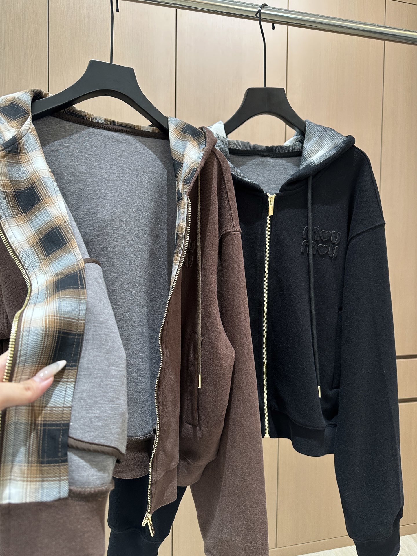 🛒𝐍𝐄𝐖 · 𝟐𝟎𝟐5/爆款现货设计师 原创|撞色带帽休闲套装拉链休闲外套,搭配抽绳开衩休闲裤,定制面料