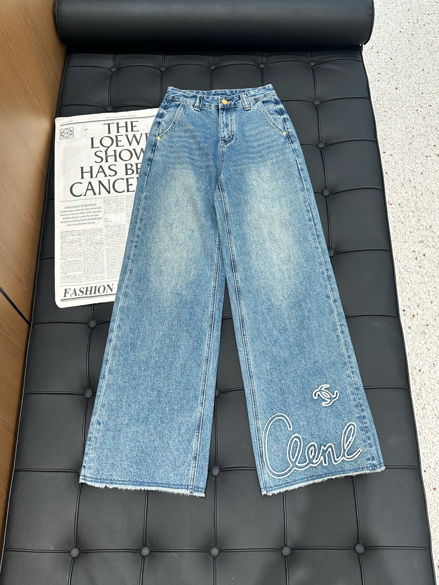 🛒𝐍𝐄𝐖 · 𝟐𝟎𝟐5/爆款现货设计师 原创|女神同款立体绣花牛仔裤 这款牛仔裤选用优质面料,工艺洗水,