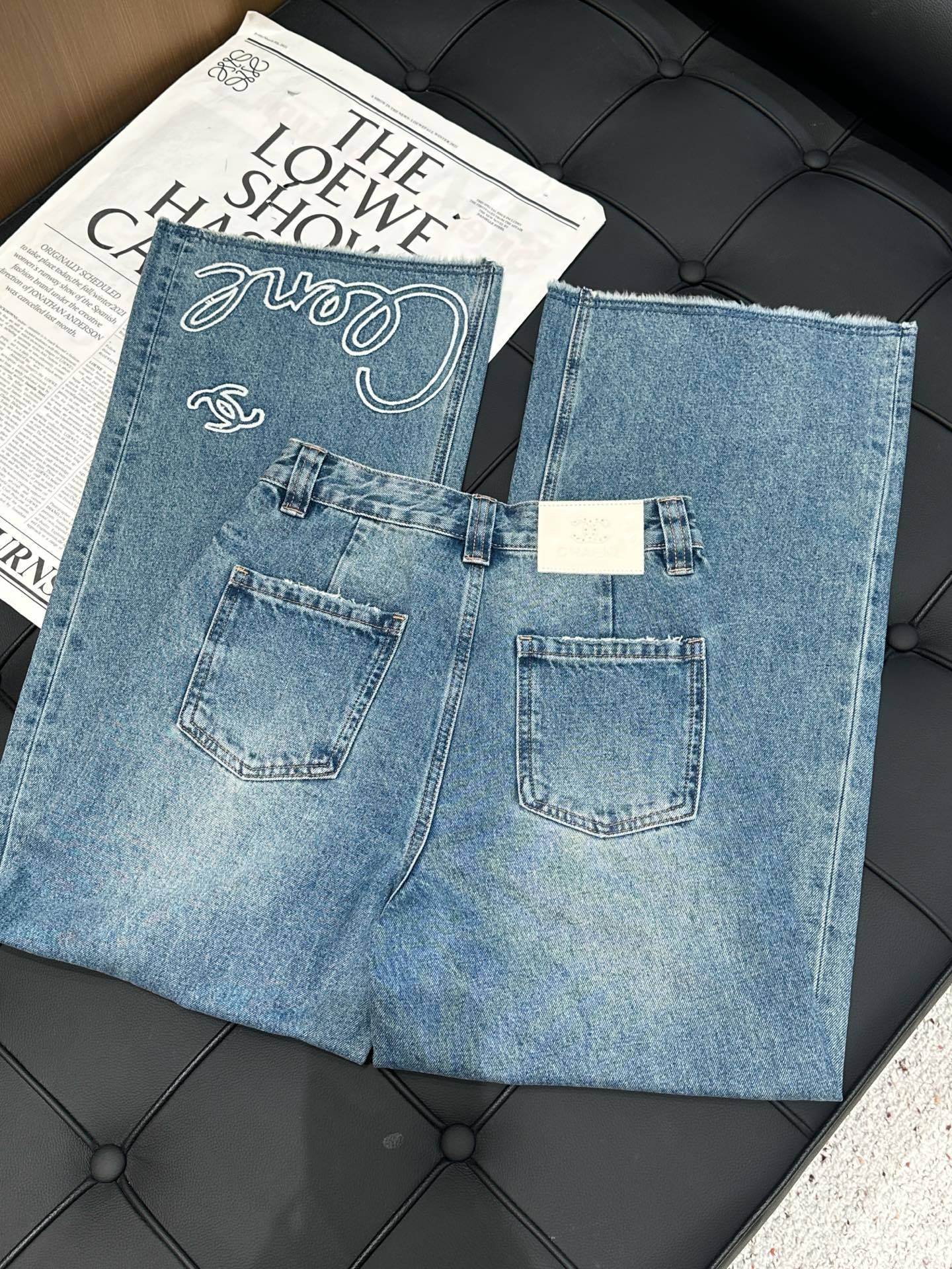 🛒𝐍𝐄𝐖 · 𝟐𝟎𝟐5/爆款现货设计师 原创|女神同款立体绣花牛仔裤 这款牛仔裤选用优质面料,工艺洗水,