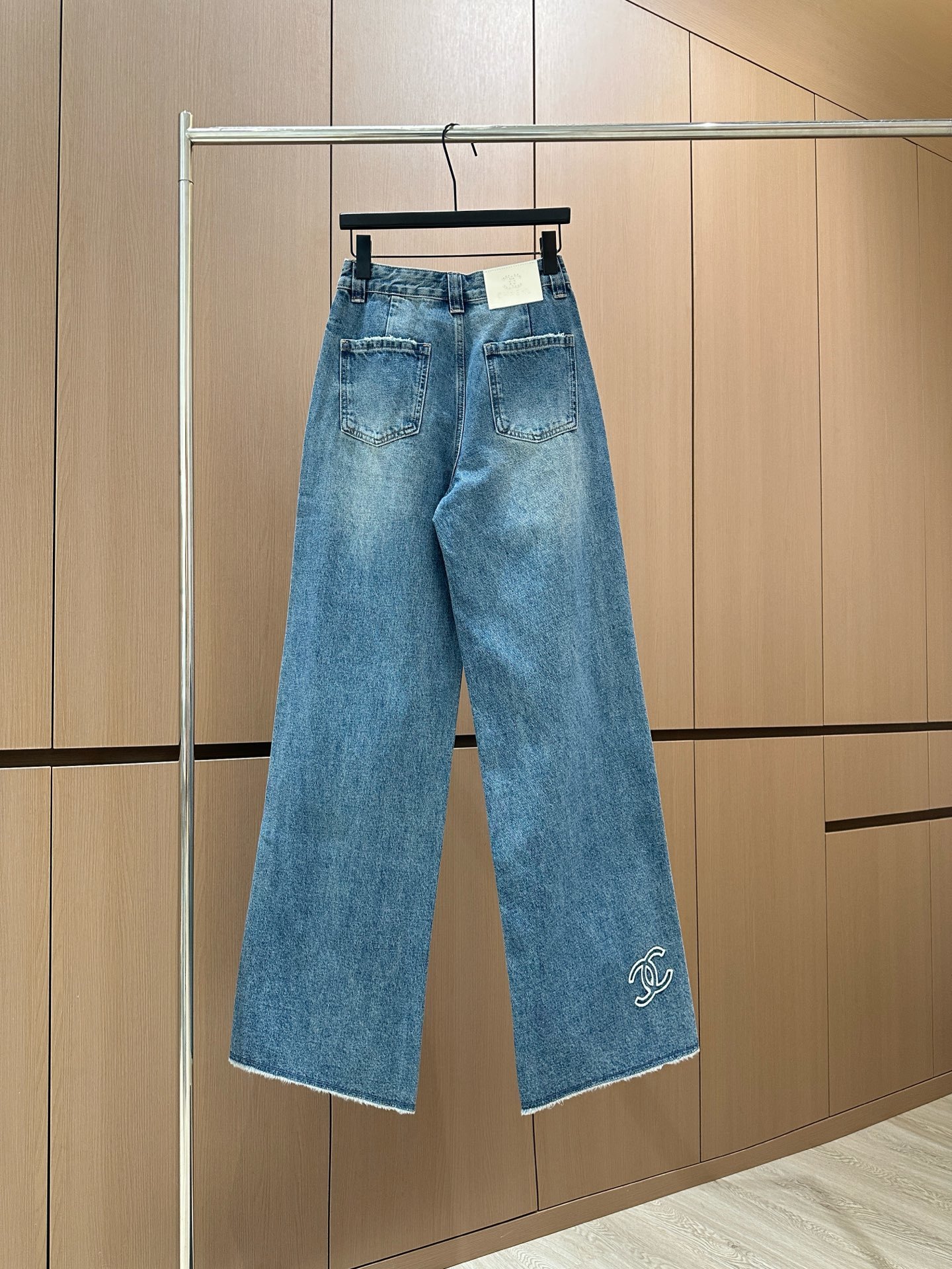 🛒𝐍𝐄𝐖 · 𝟐𝟎𝟐5/爆款现货设计师 原创|女神同款立体绣花牛仔裤 这款牛仔裤选用优质面料,工艺洗水,