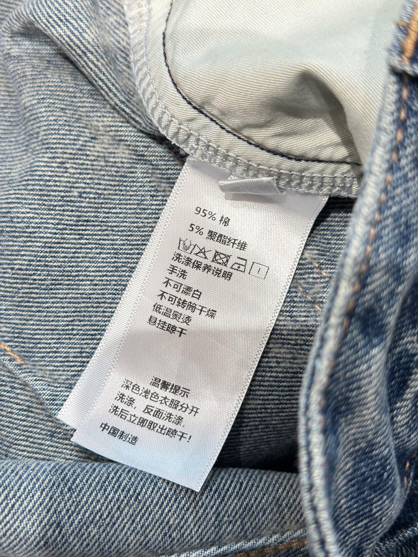 🛒𝐍𝐄𝐖 · 𝟐𝟎𝟐5/爆款现货设计师 原创|女神同款立体绣花牛仔裤 这款牛仔裤选用优质面料,工艺洗水,