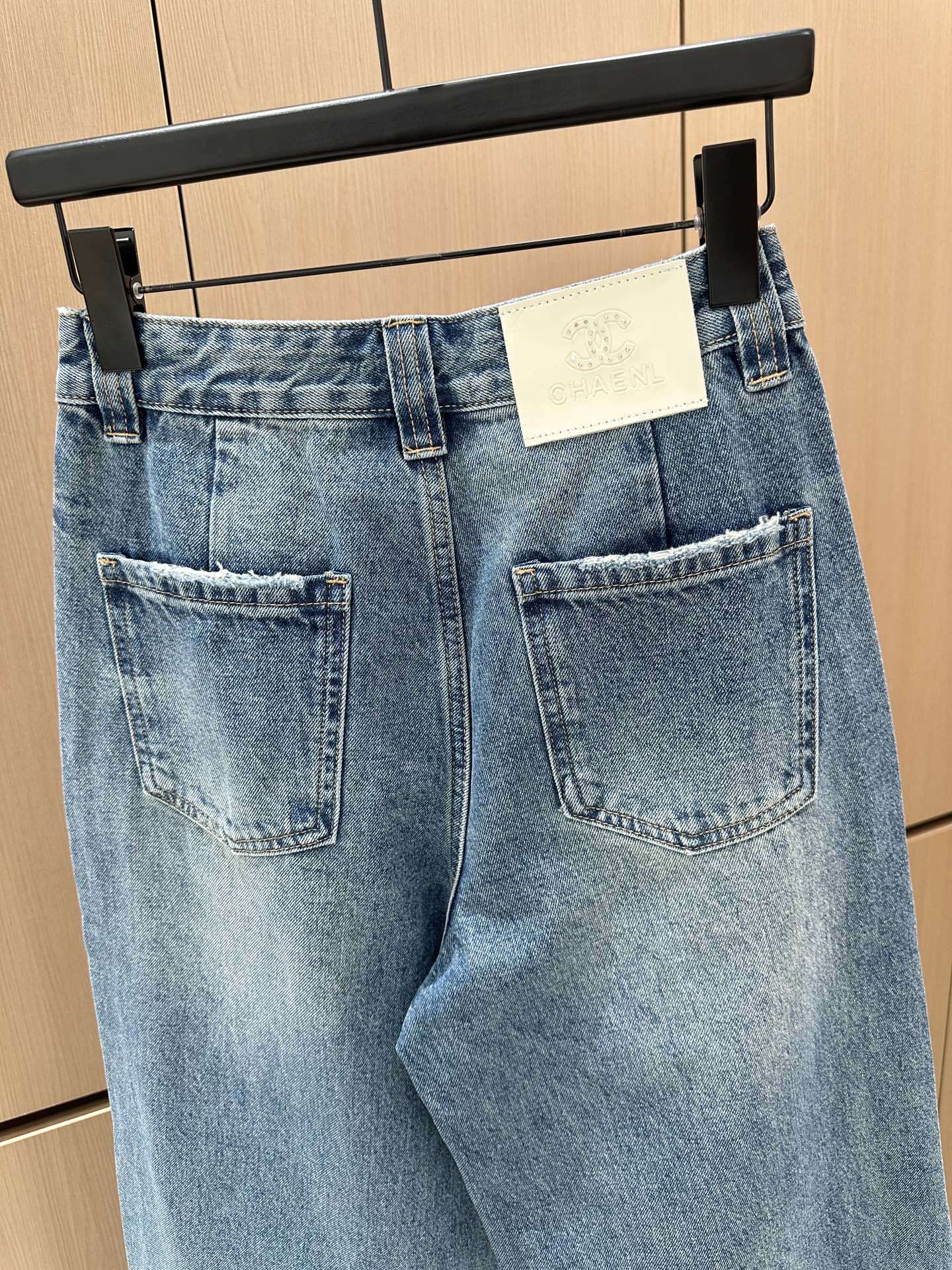 🛒𝐍𝐄𝐖 · 𝟐𝟎𝟐5/爆款现货设计师 原创|女神同款立体绣花牛仔裤 这款牛仔裤选用优质面料,工艺洗水,