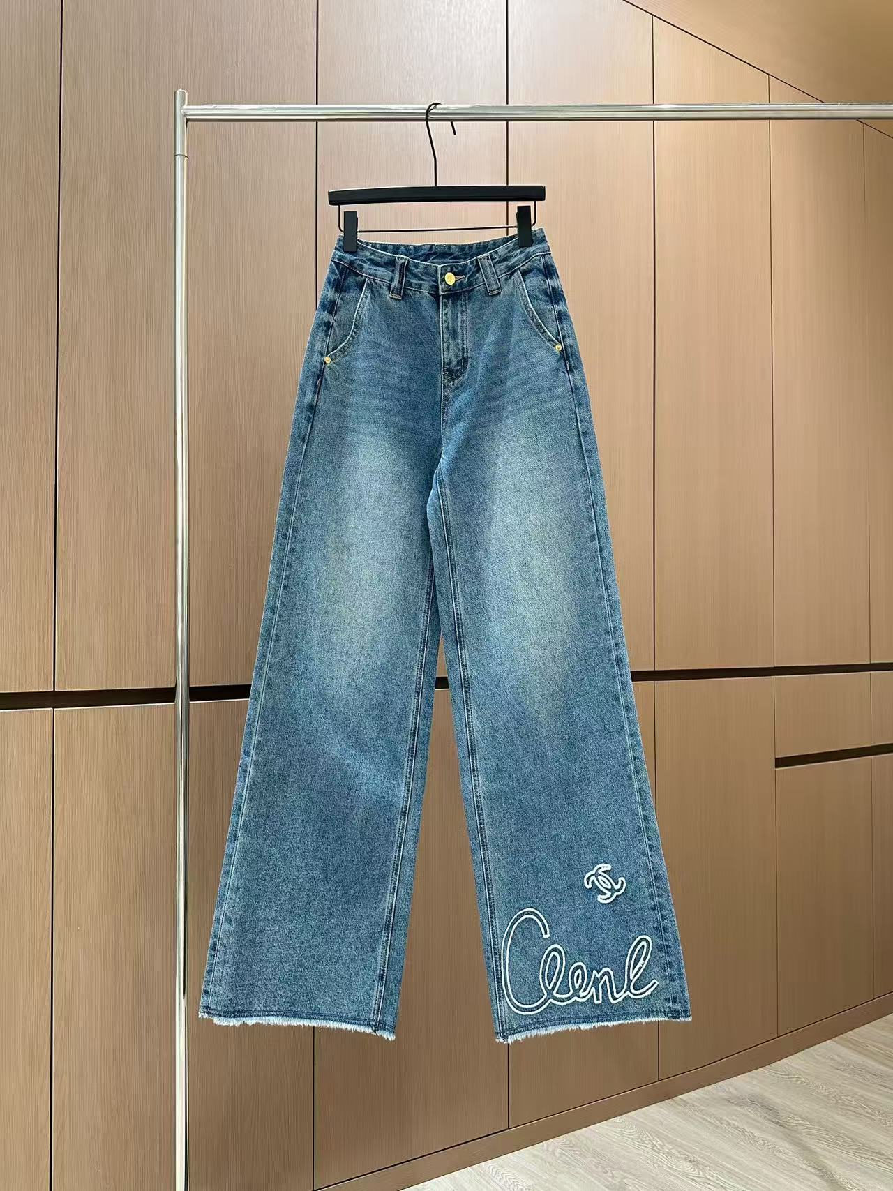 🛒𝐍𝐄𝐖 · 𝟐𝟎𝟐5/爆款现货设计师 原创｜女神同款立体绣花牛仔裤 这款牛仔裤选用优质面料，工艺洗水，