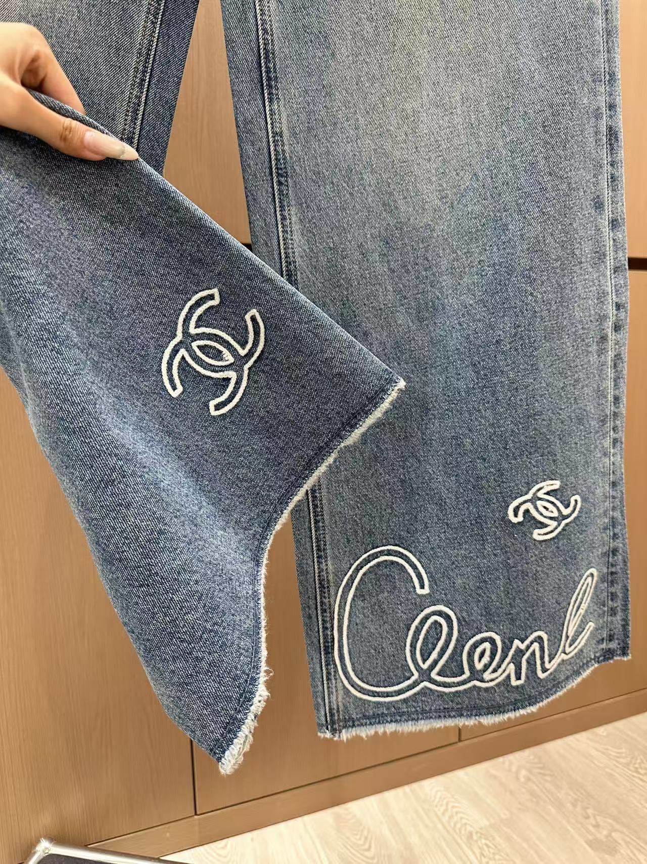 🛒𝐍𝐄𝐖 · 𝟐𝟎𝟐5/爆款现货设计师 原创|女神同款立体绣花牛仔裤 这款牛仔裤选用优质面料,工艺洗水,