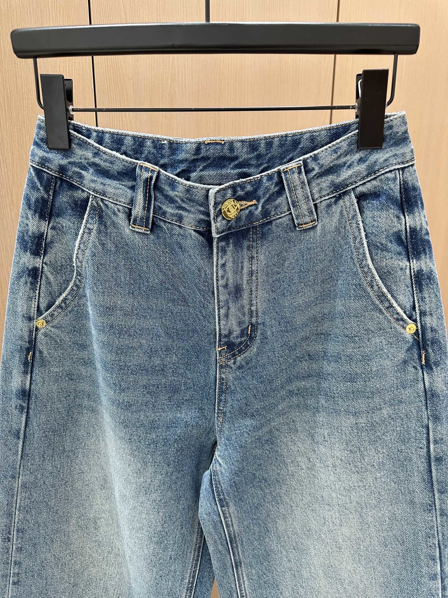 🛒𝐍𝐄𝐖 · 𝟐𝟎𝟐5/爆款现货设计师 原创|女神同款立体绣花牛仔裤 这款牛仔裤选用优质面料,工艺洗水,