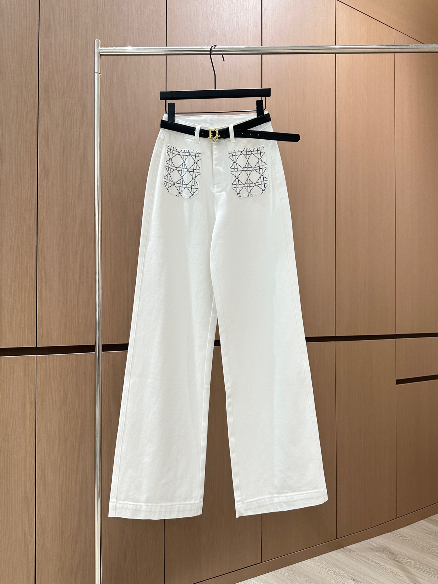 🛒𝐍𝐄𝐖 · 𝟐𝟎𝟐5/爆款现货设计师 原创｜女神同款抓薄绒牛仔裤 这款牛仔裤选用优质面料，工艺洗水， 