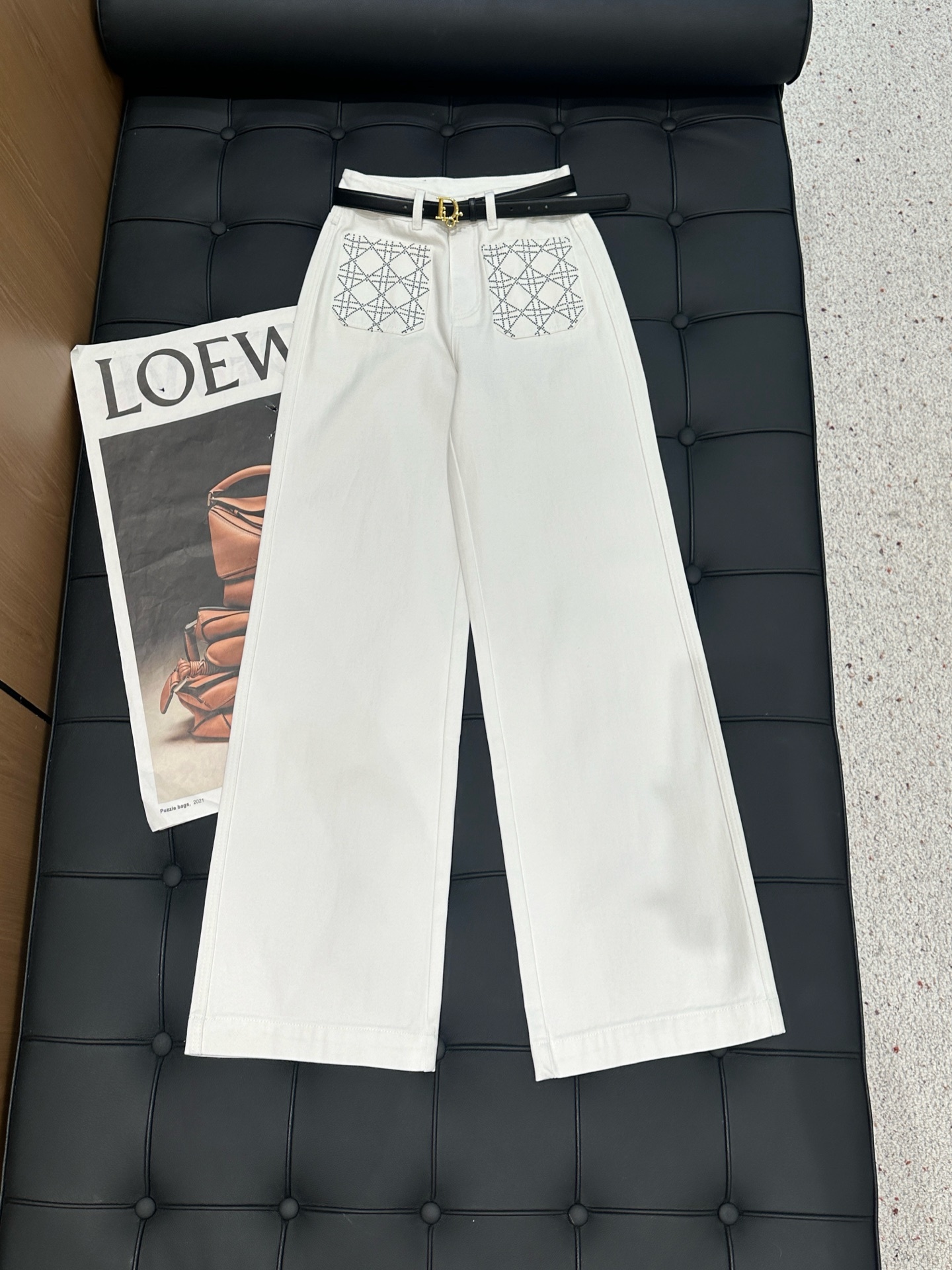 🛒𝐍𝐄𝐖 · 𝟐𝟎𝟐5/爆款现货设计师 原创|女神同款抓薄绒牛仔裤 这款牛仔裤选用优质面料,工艺洗水,