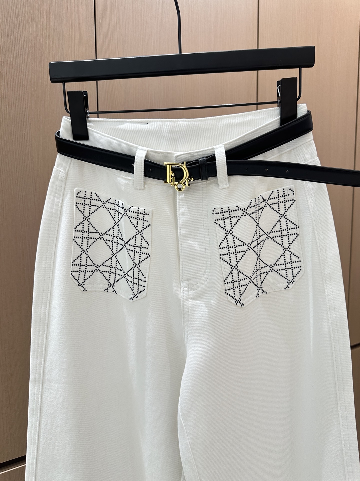 🛒𝐍𝐄𝐖 · 𝟐𝟎𝟐5/爆款现货设计师 原创|女神同款抓薄绒牛仔裤 这款牛仔裤选用优质面料,工艺洗水,