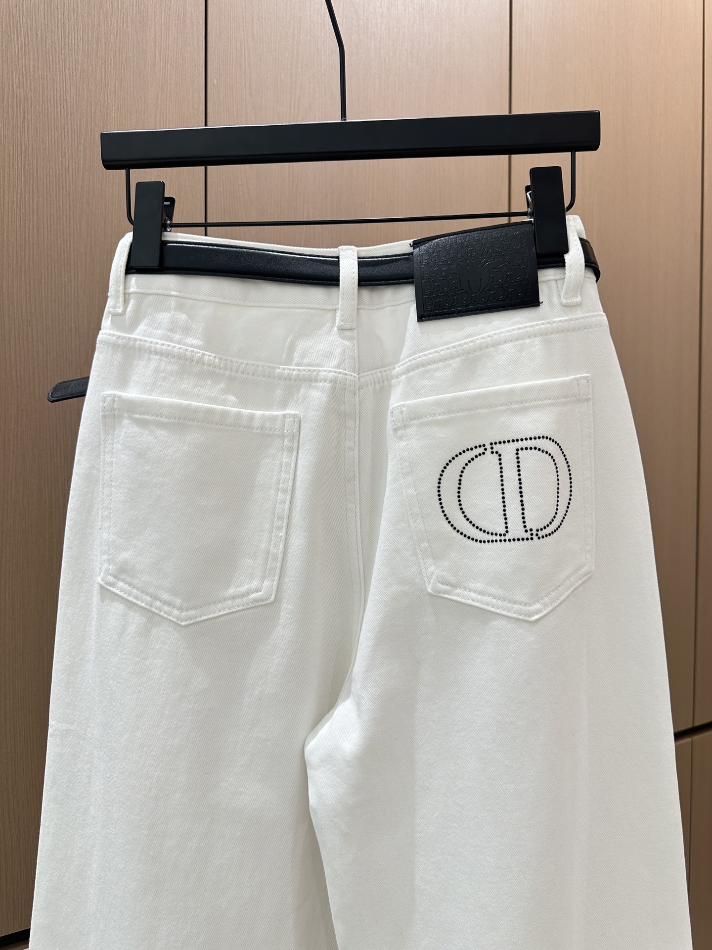 🛒𝐍𝐄𝐖 · 𝟐𝟎𝟐5/爆款现货设计师 原创|女神同款抓薄绒牛仔裤 这款牛仔裤选用优质面料,工艺洗水,