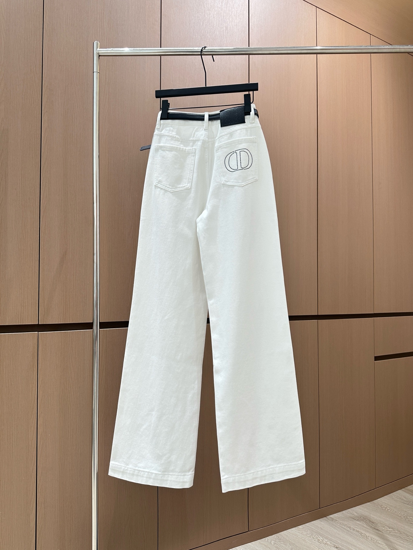 🛒𝐍𝐄𝐖 · 𝟐𝟎𝟐5/爆款现货设计师 原创|女神同款抓薄绒牛仔裤 这款牛仔裤选用优质面料,工艺洗水,