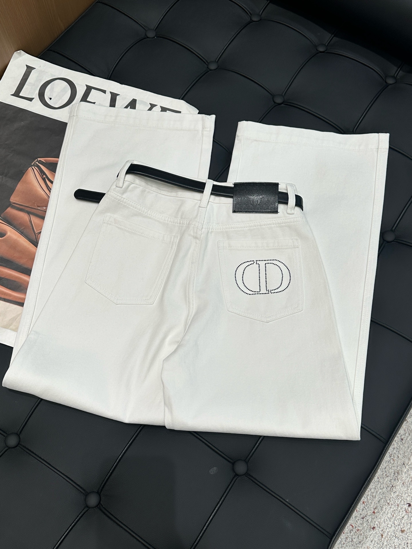 🛒𝐍𝐄𝐖 · 𝟐𝟎𝟐5/爆款现货设计师 原创|女神同款抓薄绒牛仔裤 这款牛仔裤选用优质面料,工艺洗水,