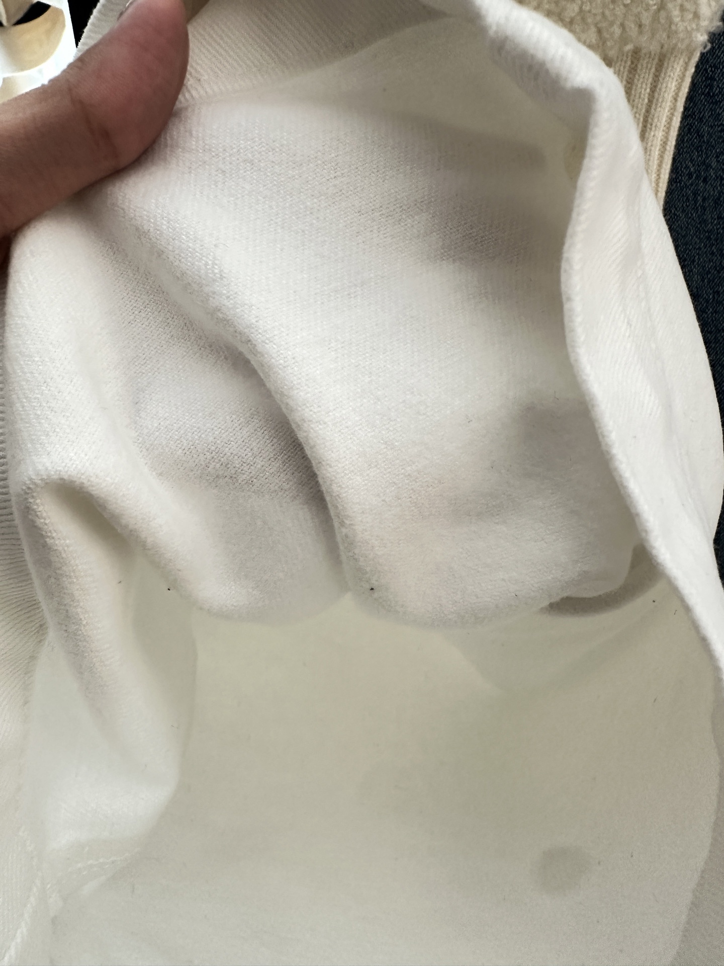 🛒𝐍𝐄𝐖 · 𝟐𝟎𝟐5/爆款现货设计师 原创|女神同款抓薄绒牛仔裤 这款牛仔裤选用优质面料,工艺洗水,