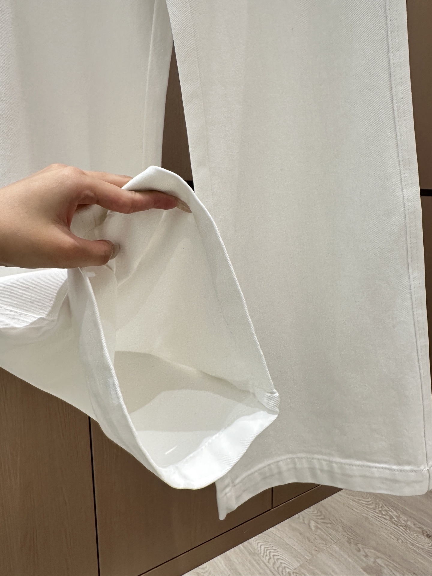 🛒𝐍𝐄𝐖 · 𝟐𝟎𝟐5/爆款现货设计师 原创|女神同款抓薄绒牛仔裤 这款牛仔裤选用优质面料,工艺洗水,