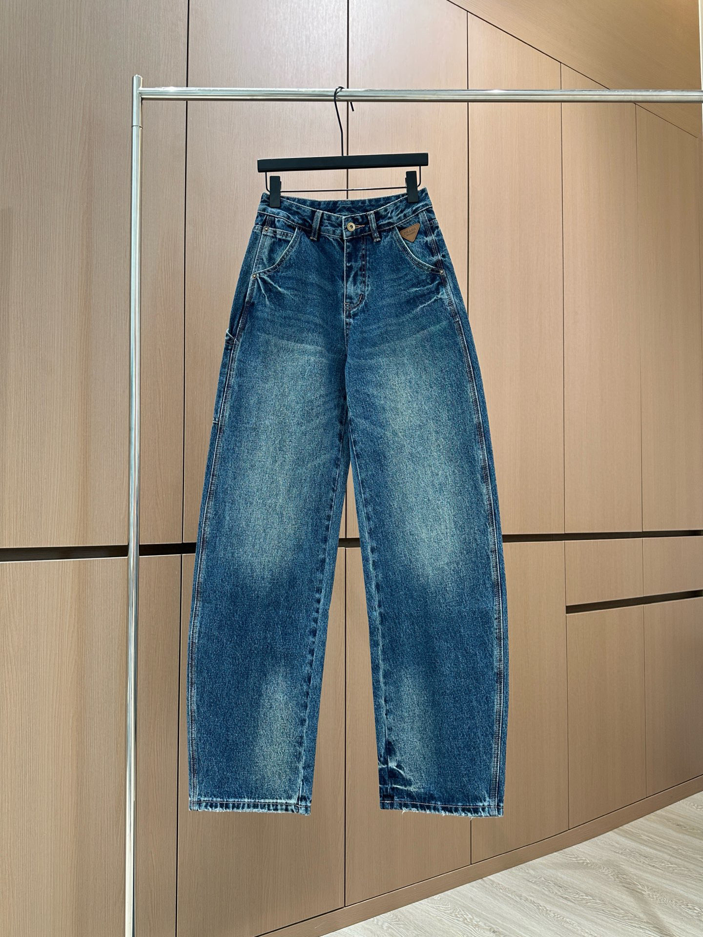 🛒𝐍𝐄𝐖 · 𝟐𝟎𝟐5/爆款现货设计师 原创｜女神同款镰刀牛仔裤 这款牛仔裤选用优质面料，工艺渐变色洗水