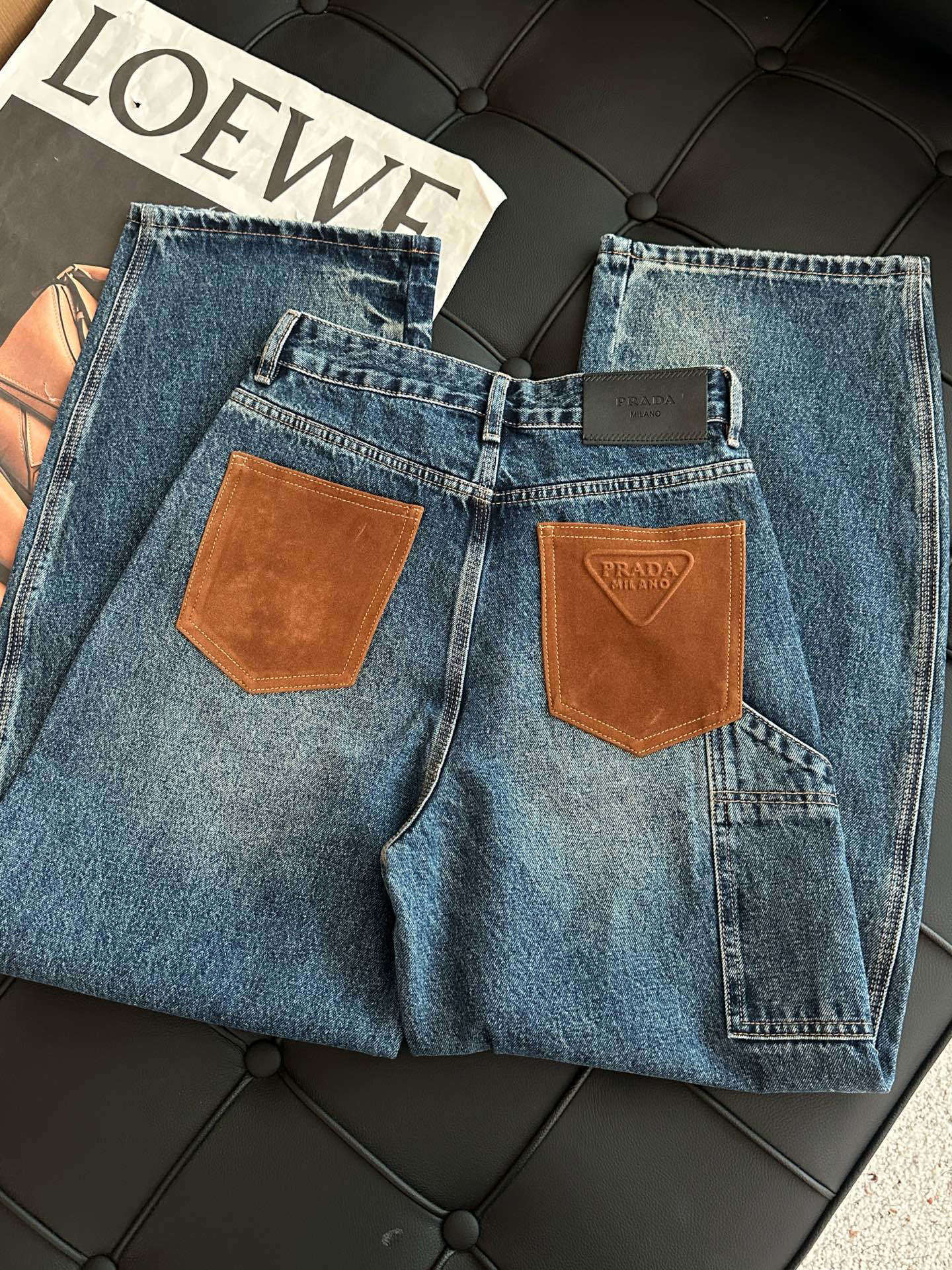 🛒𝐍𝐄𝐖 · 𝟐𝟎𝟐5/爆款现货设计师 原创|女神同款镰刀牛仔裤 这款牛仔裤选用优质面料,工艺渐变色洗水