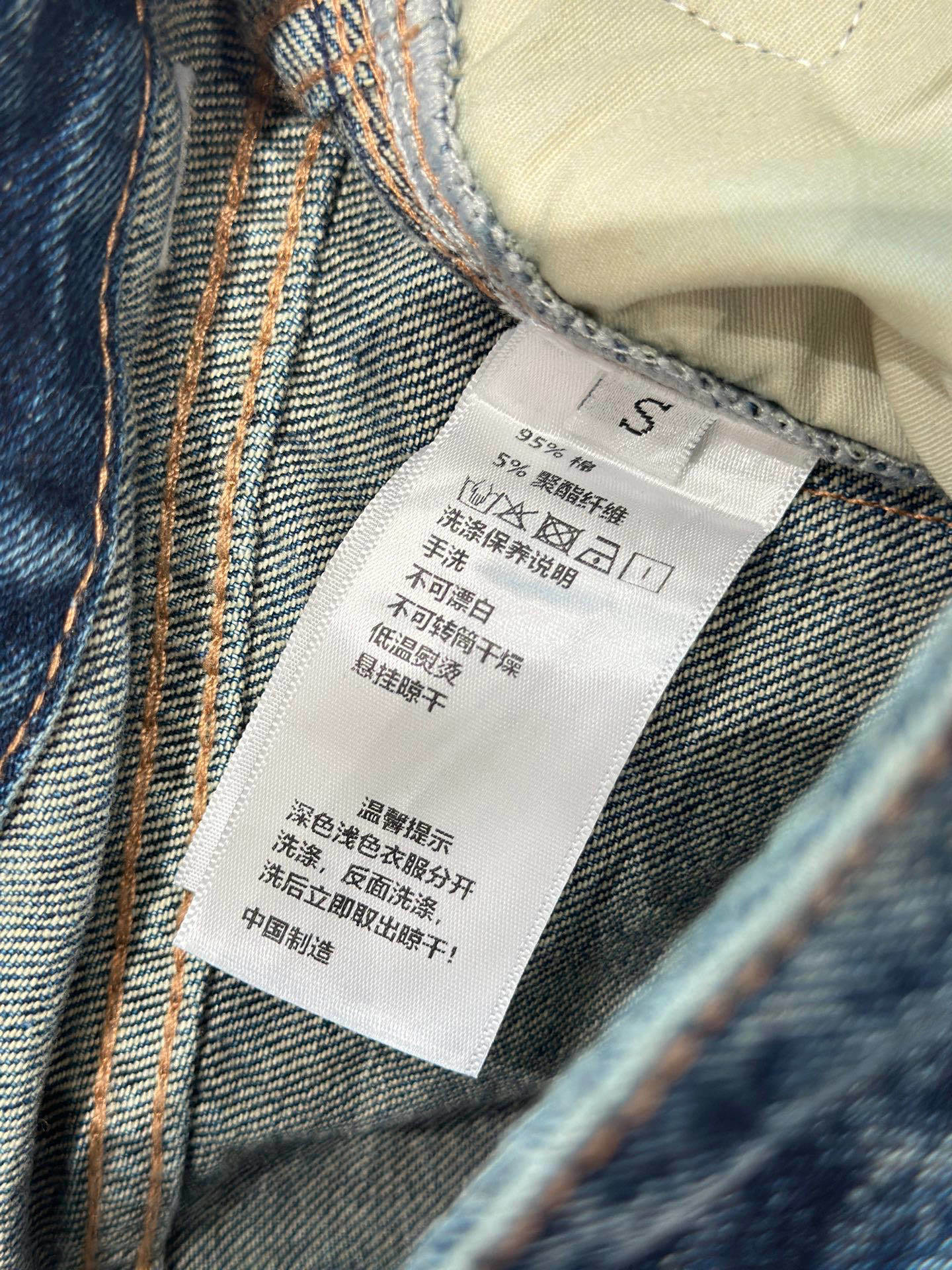 🛒𝐍𝐄𝐖 · 𝟐𝟎𝟐5/爆款现货设计师 原创|女神同款镰刀牛仔裤 这款牛仔裤选用优质面料,工艺渐变色洗水