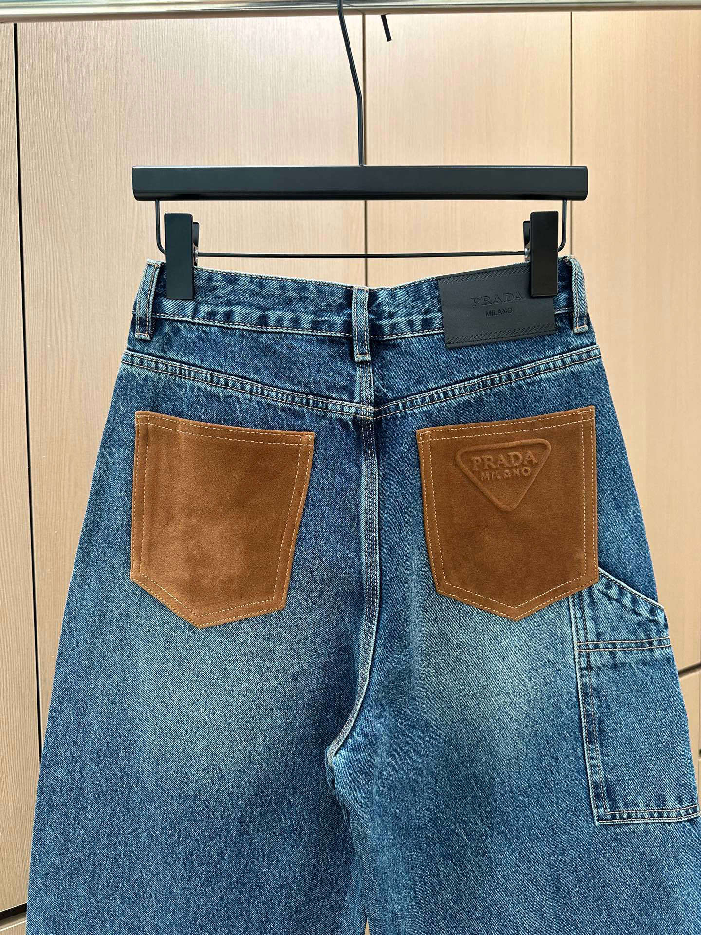 🛒𝐍𝐄𝐖 · 𝟐𝟎𝟐5/爆款现货设计师 原创|女神同款镰刀牛仔裤 这款牛仔裤选用优质面料,工艺渐变色洗水