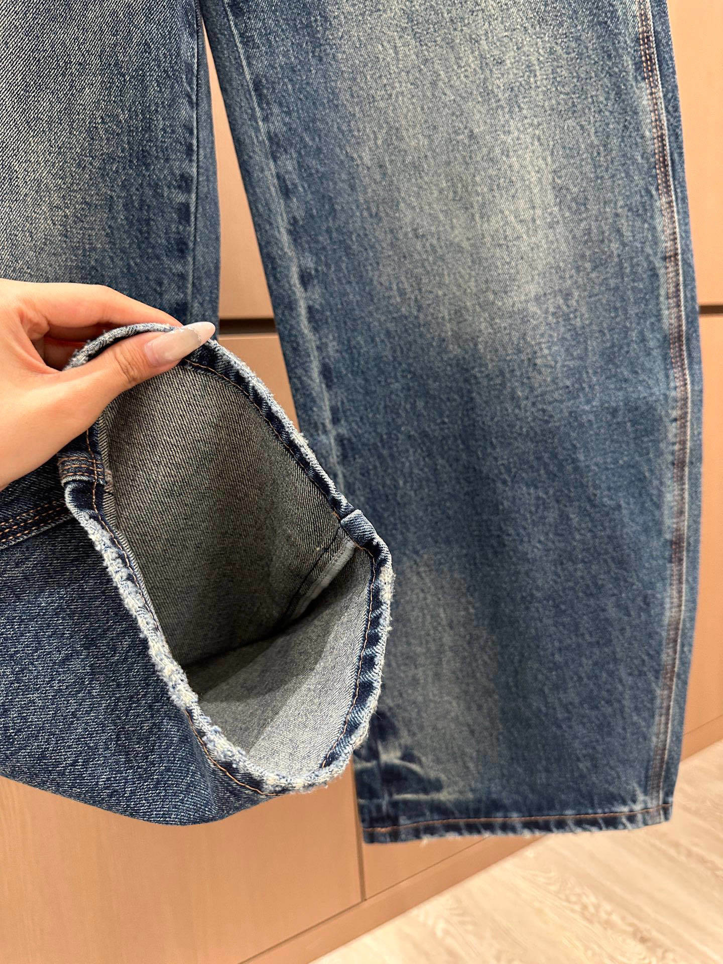 🛒𝐍𝐄𝐖 · 𝟐𝟎𝟐5/爆款现货设计师 原创|女神同款镰刀牛仔裤 这款牛仔裤选用优质面料,工艺渐变色洗水