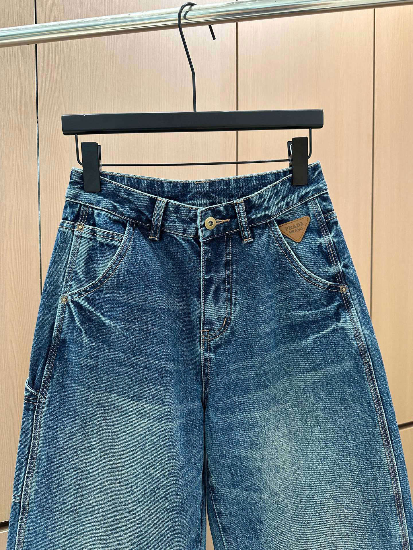 🛒𝐍𝐄𝐖 · 𝟐𝟎𝟐5/爆款现货设计师 原创|女神同款镰刀牛仔裤 这款牛仔裤选用优质面料,工艺渐变色洗水