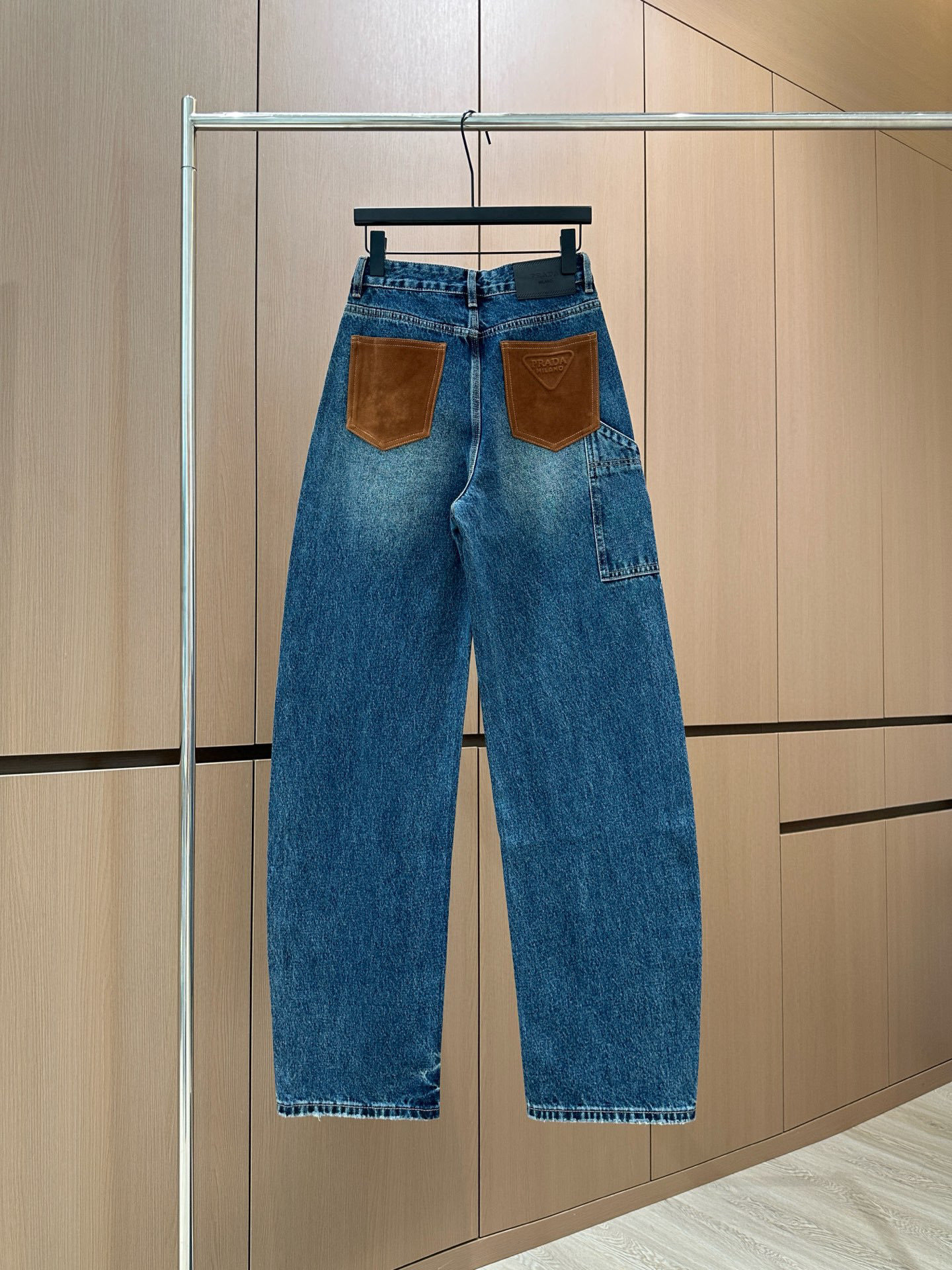 🛒𝐍𝐄𝐖 · 𝟐𝟎𝟐5/爆款现货设计师 原创|女神同款镰刀牛仔裤 这款牛仔裤选用优质面料,工艺渐变色洗水