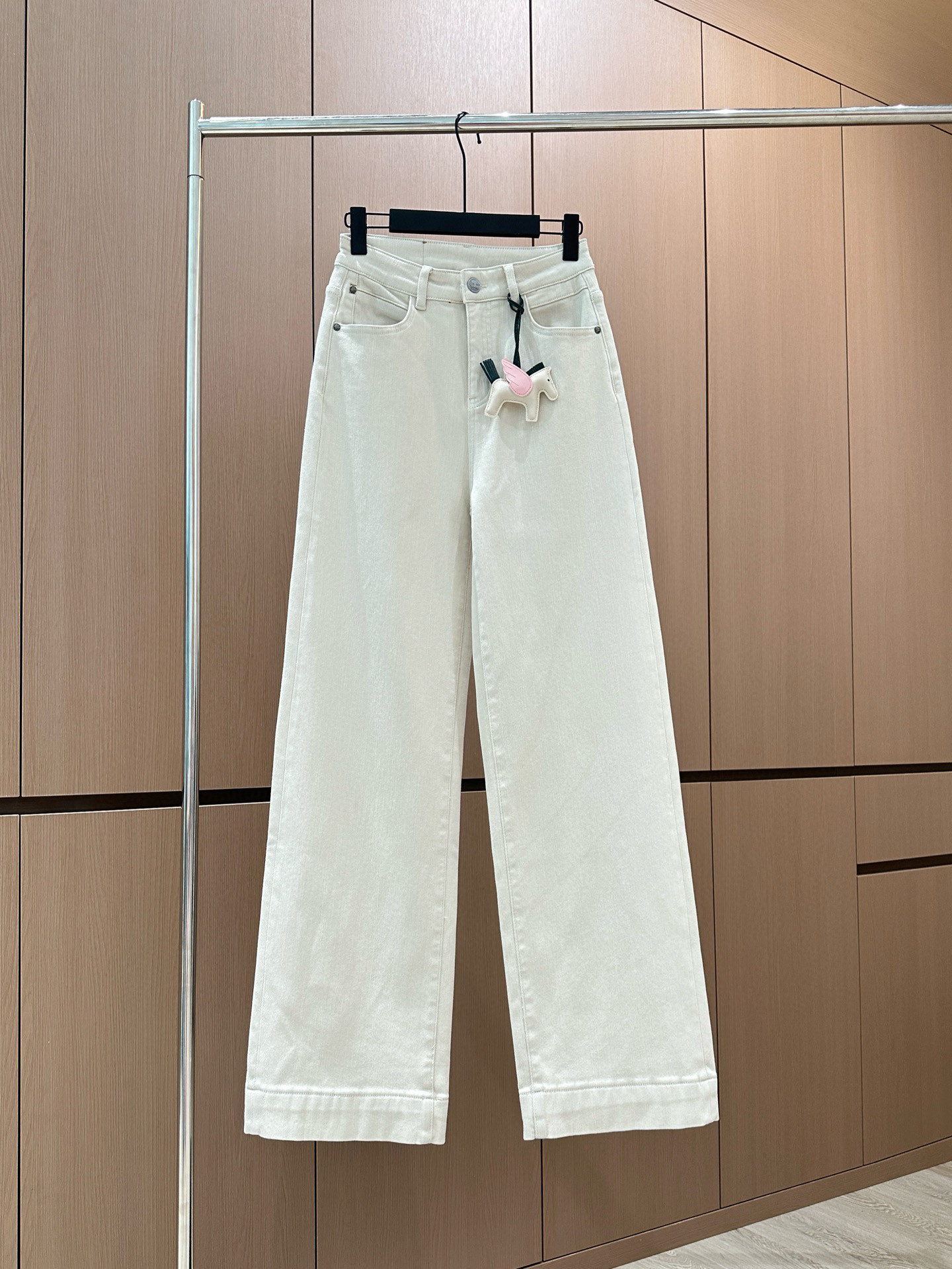 🛒𝐍𝐄𝐖 · 𝟐𝟎𝟐5/爆款现货设计师原创｜25新款加绒直筒牛仔裤订制配件 色系搭配非常好看，瘦身设计，