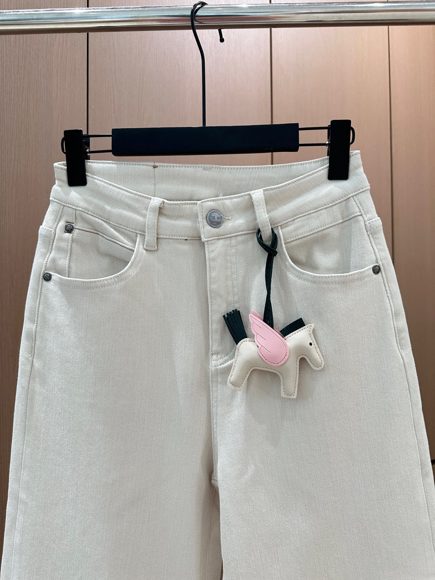 🛒𝐍𝐄𝐖 · 𝟐𝟎𝟐5/爆款现货设计师原创|25新款加绒直筒牛仔裤订制配件 色系搭配非常好看,瘦身设计,