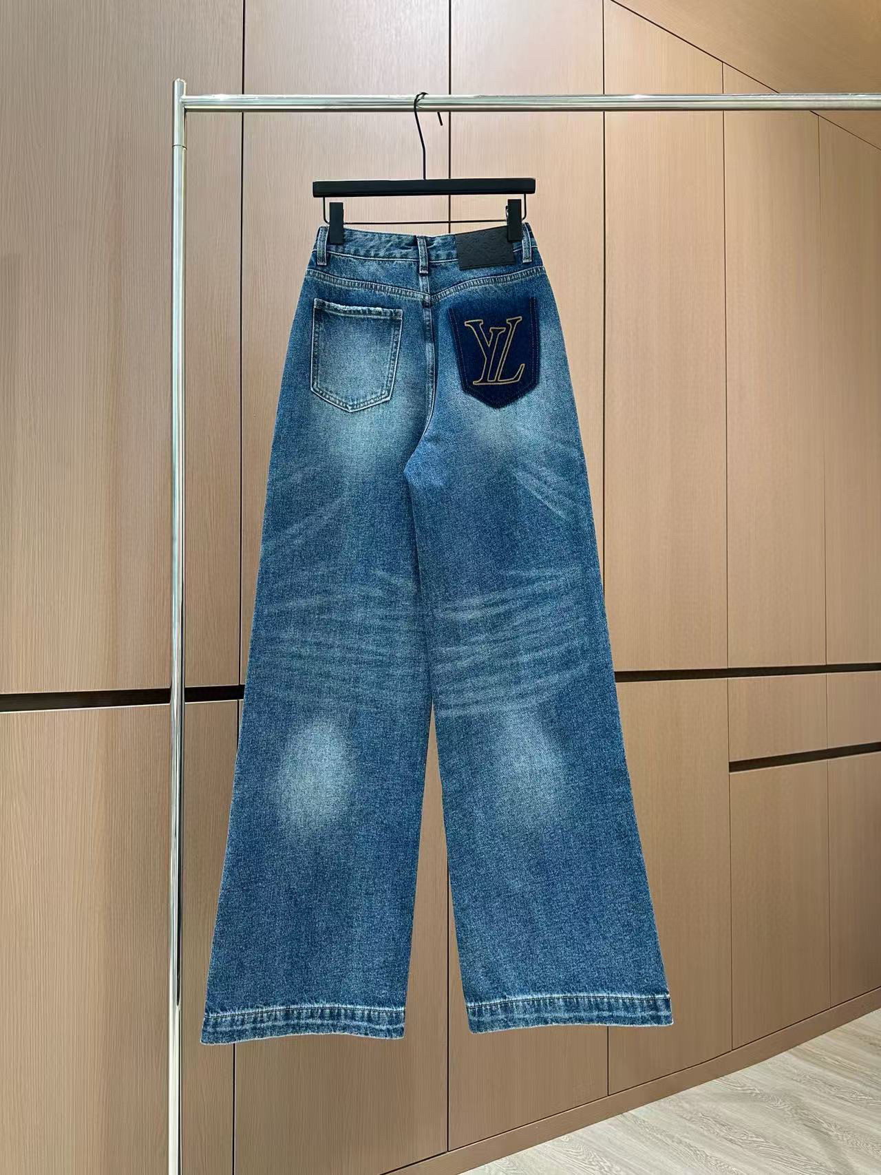 🛒𝐍𝐄𝐖 · 𝟐𝟎𝟐5/爆款现货设计师 原创|女神同款抓薄绒牛仔裤 这款牛仔裤选用优质面料,工艺洗水,