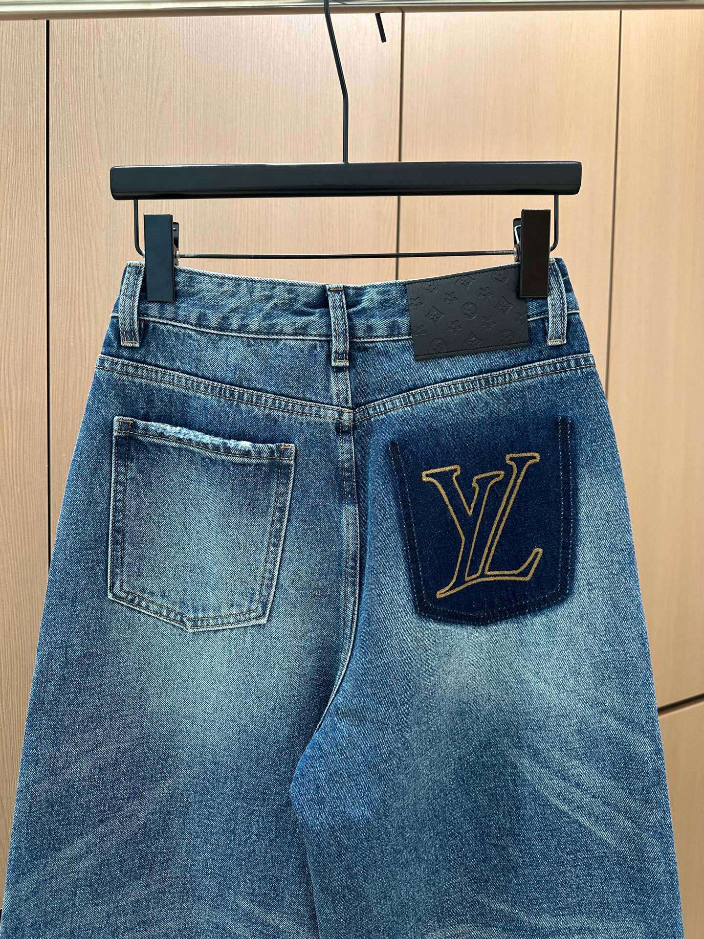 🛒𝐍𝐄𝐖 · 𝟐𝟎𝟐5/爆款现货设计师 原创|女神同款抓薄绒牛仔裤 这款牛仔裤选用优质面料,工艺洗水,