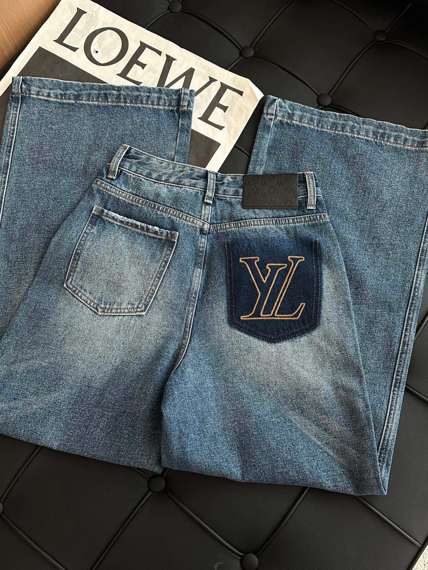 🛒𝐍𝐄𝐖 · 𝟐𝟎𝟐5/爆款现货设计师 原创|女神同款抓薄绒牛仔裤 这款牛仔裤选用优质面料,工艺洗水,