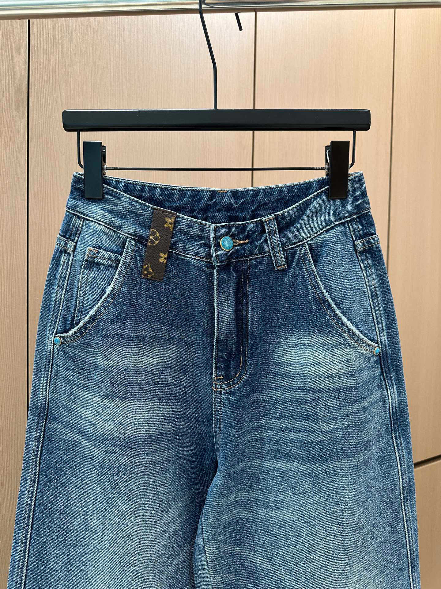 🛒𝐍𝐄𝐖 · 𝟐𝟎𝟐5/爆款现货设计师 原创|女神同款抓薄绒牛仔裤 这款牛仔裤选用优质面料,工艺洗水,