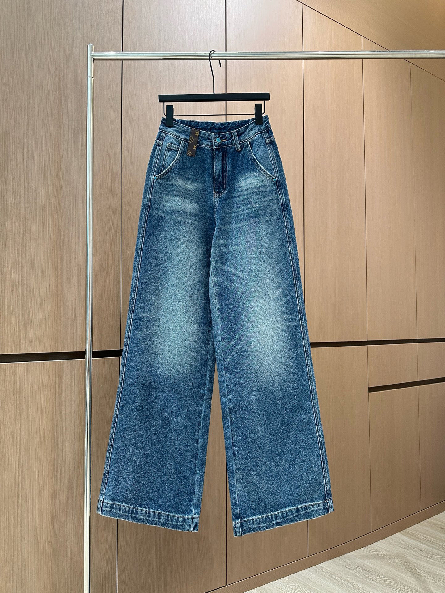 🛒𝐍𝐄𝐖 · 𝟐𝟎𝟐5/爆款现货设计师 原创｜女神同款抓薄绒牛仔裤 这款牛仔裤选用优质面料，工艺洗水， 