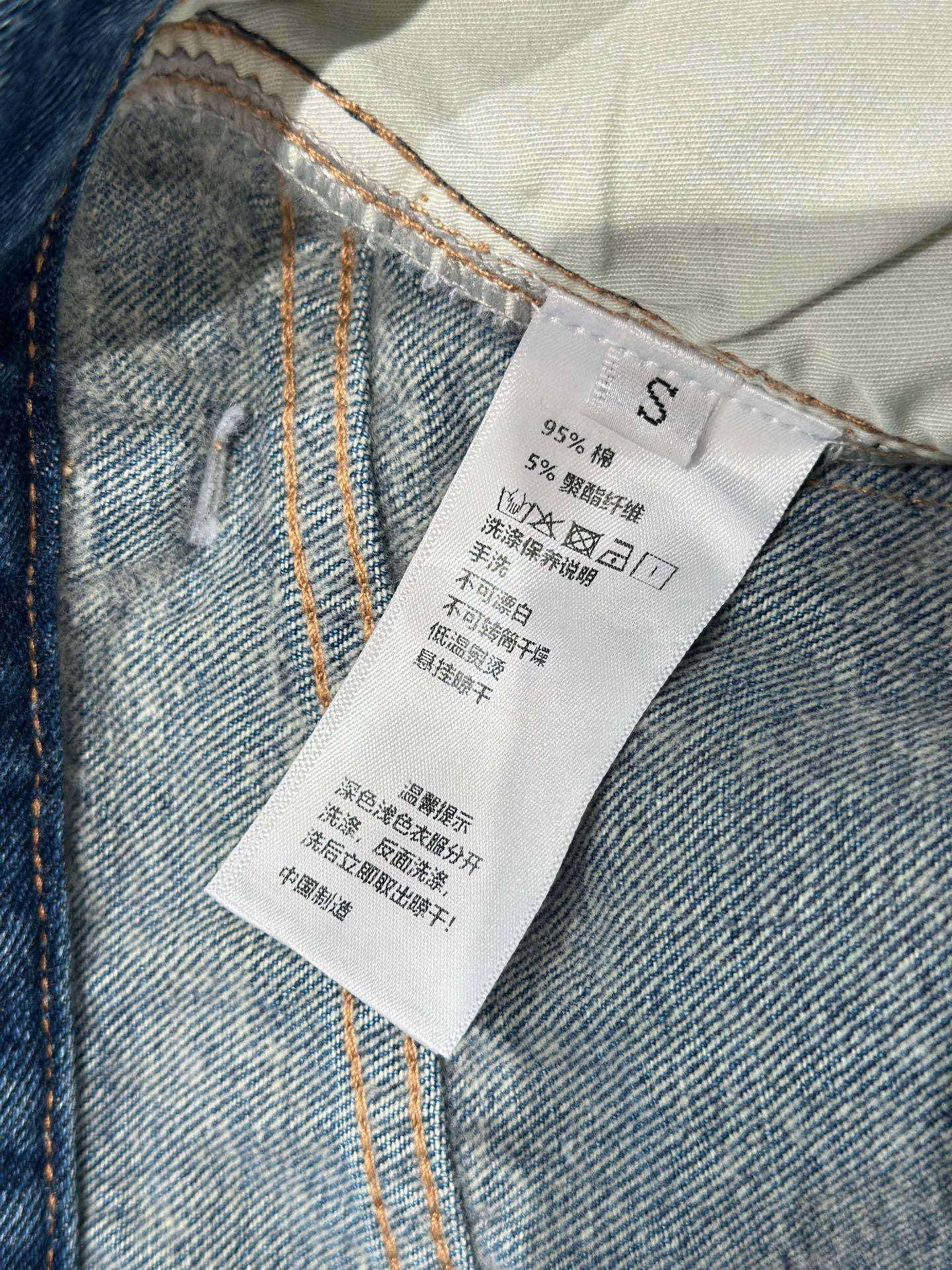 🛒𝐍𝐄𝐖 · 𝟐𝟎𝟐5/爆款现货设计师 原创|女神同款抓薄绒牛仔裤 这款牛仔裤选用优质面料,工艺洗水,