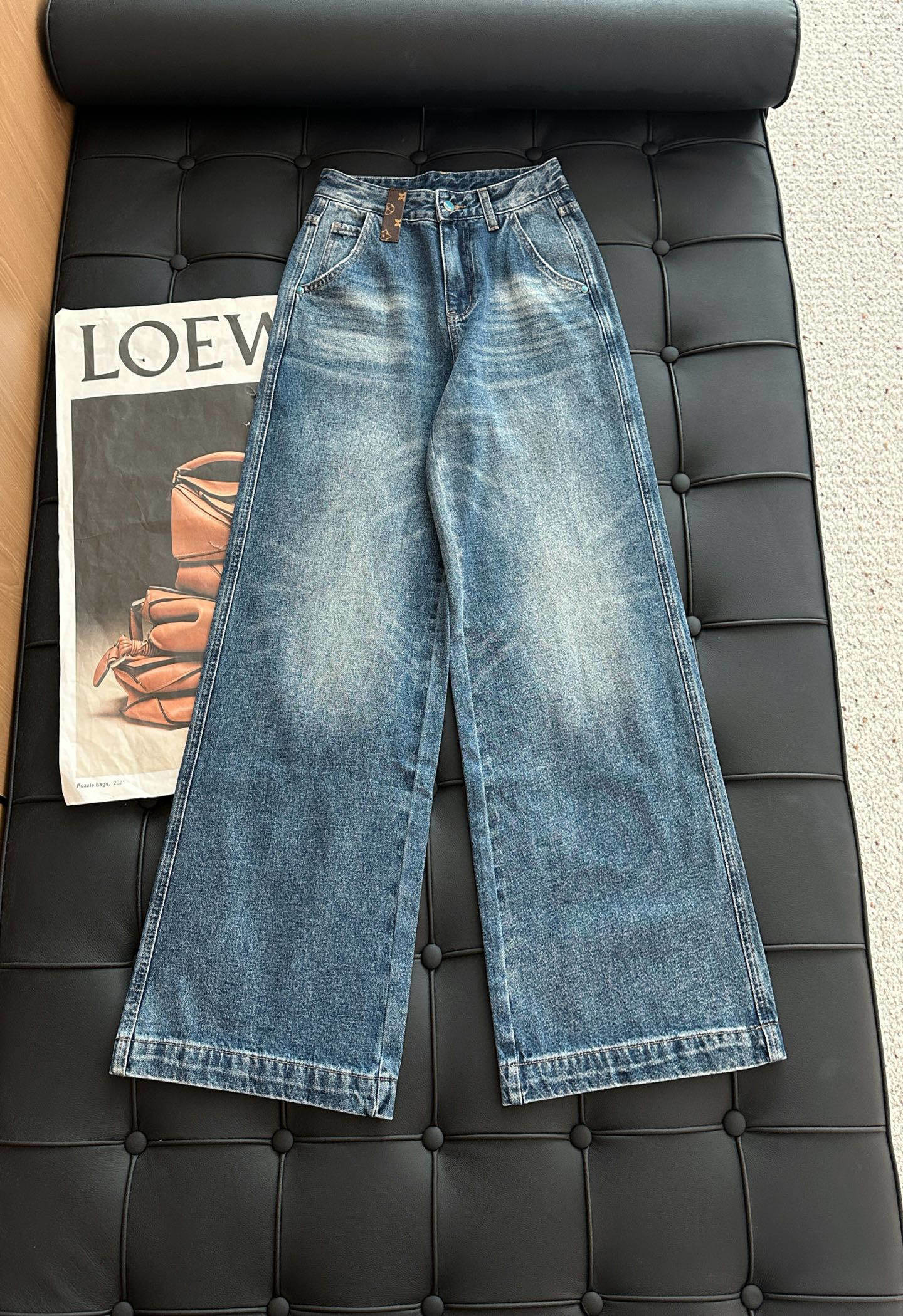 🛒𝐍𝐄𝐖 · 𝟐𝟎𝟐5/爆款现货设计师 原创|女神同款抓薄绒牛仔裤 这款牛仔裤选用优质面料,工艺洗水,