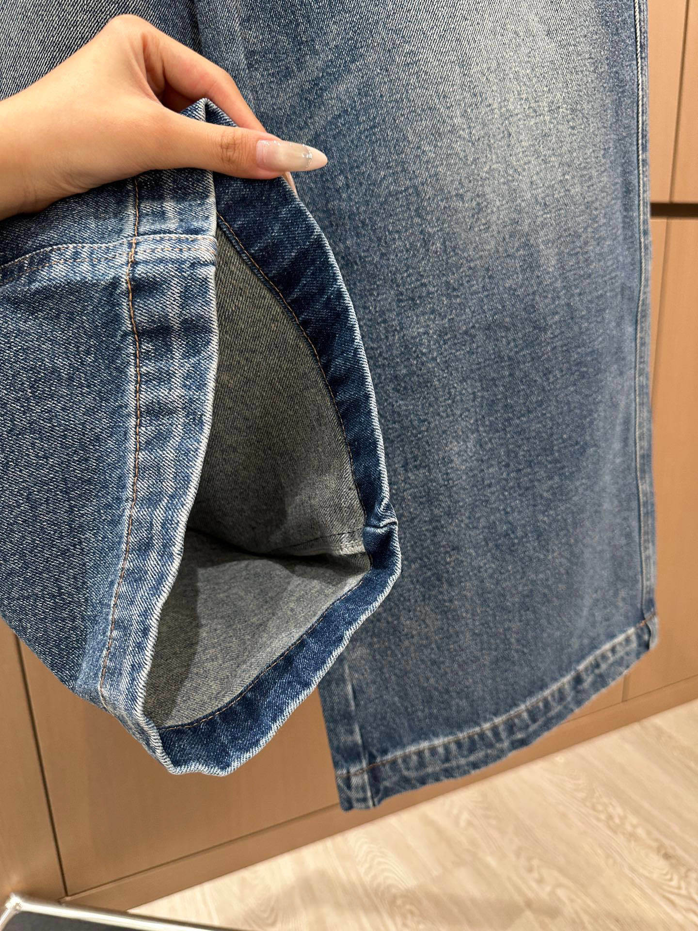 🛒𝐍𝐄𝐖 · 𝟐𝟎𝟐5/爆款现货设计师 原创|女神同款抓薄绒牛仔裤 这款牛仔裤选用优质面料,工艺洗水,