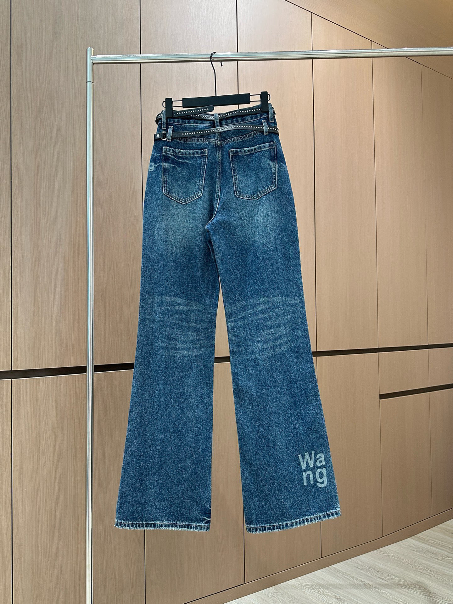 🛒𝐍𝐄𝐖 · 𝟐𝟎𝟐5/爆款现货设计师 原创|女神同款双腰带牛仔裤 这款牛仔裤选用优质面料,工艺洗水,