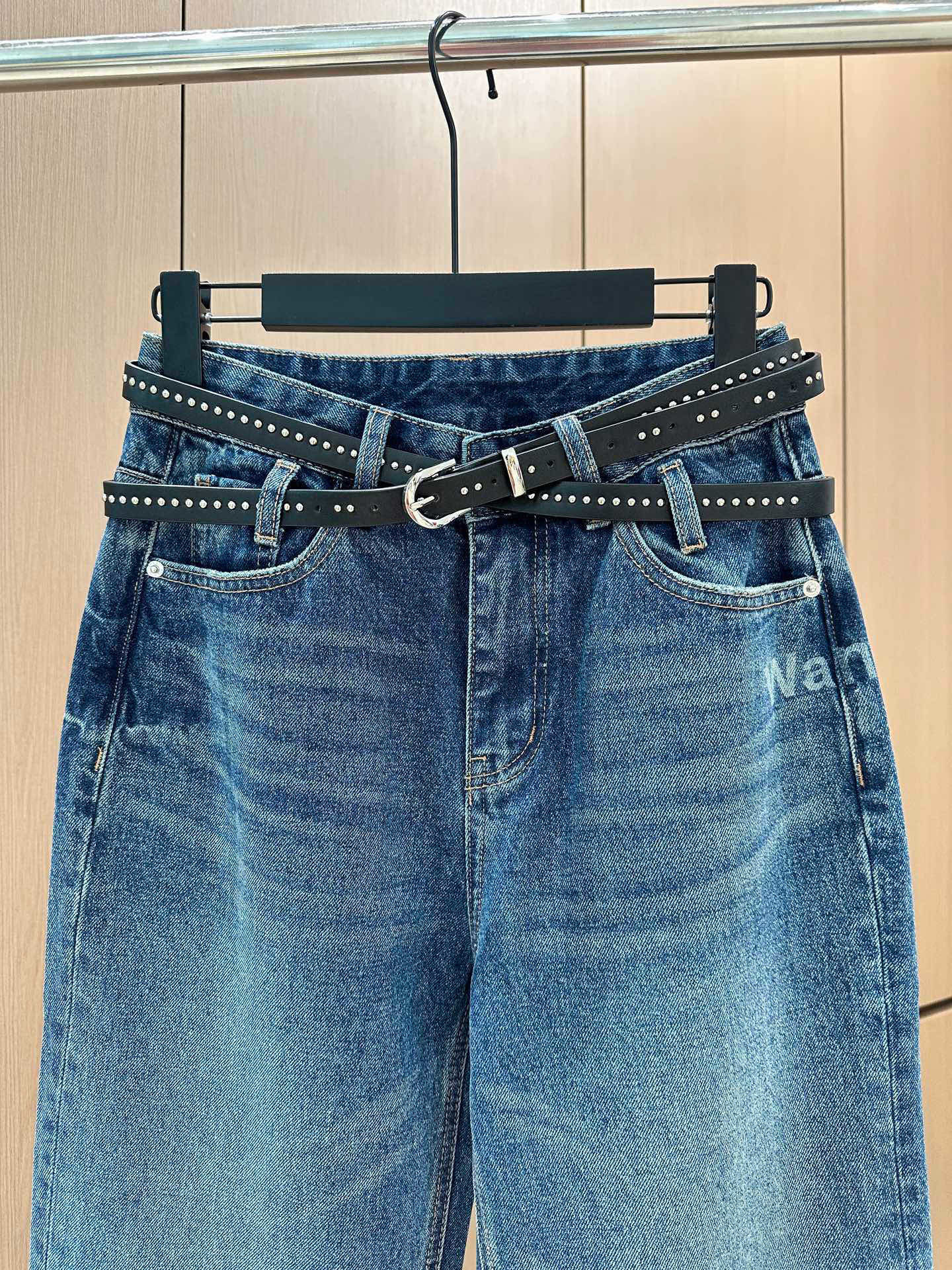 🛒𝐍𝐄𝐖 · 𝟐𝟎𝟐5/爆款现货设计师 原创|女神同款双腰带牛仔裤 这款牛仔裤选用优质面料,工艺洗水,