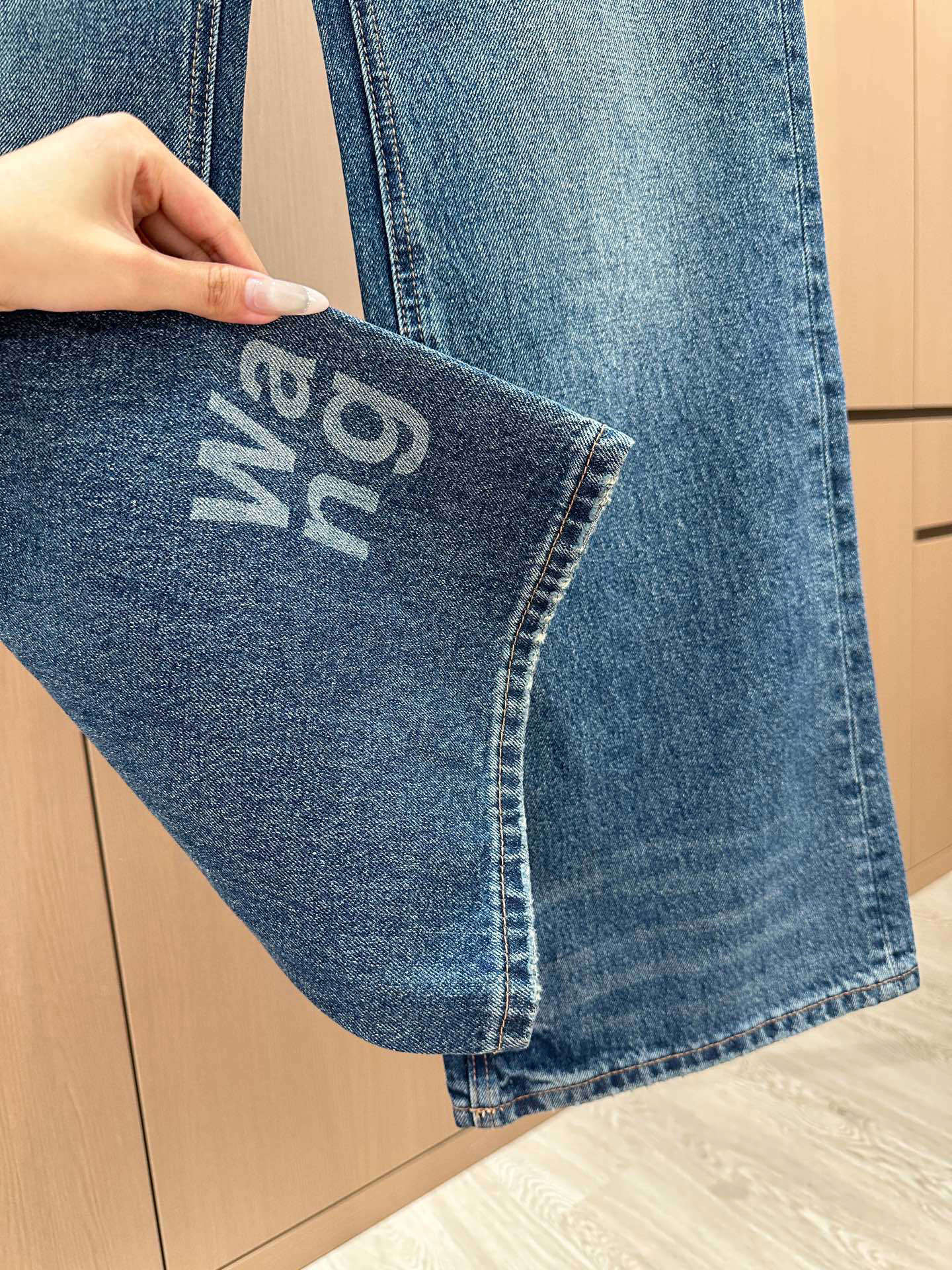 🛒𝐍𝐄𝐖 · 𝟐𝟎𝟐5/爆款现货设计师 原创|女神同款双腰带牛仔裤 这款牛仔裤选用优质面料,工艺洗水,