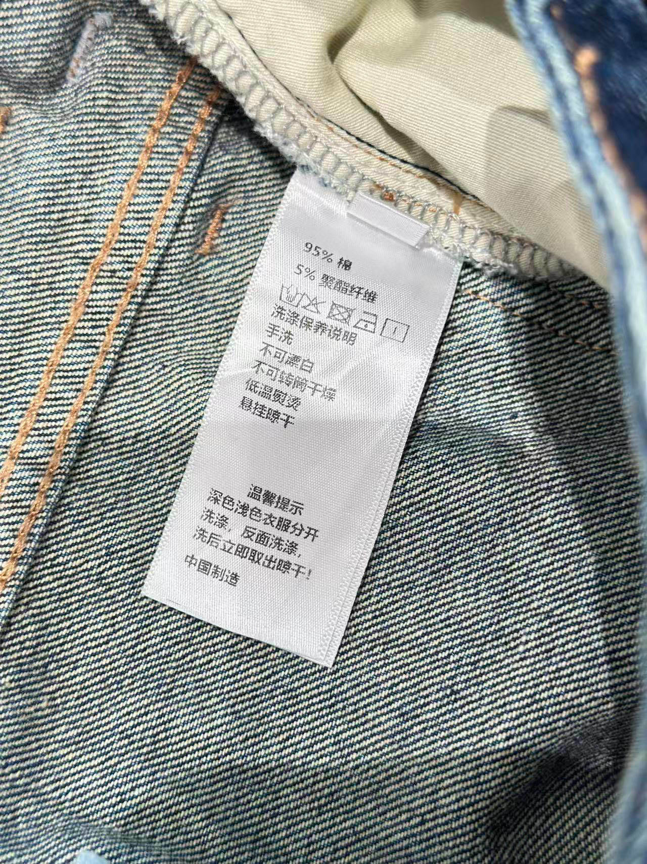 🛒𝐍𝐄𝐖 · 𝟐𝟎𝟐5/爆款现货设计师 原创|女神同款双腰带牛仔裤 这款牛仔裤选用优质面料,工艺洗水,